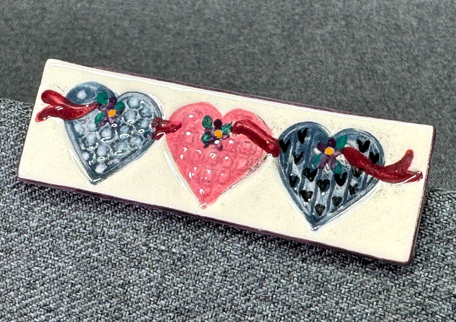 Vintage Country Folk Art Glazed Ceramic 3-Heart Hand Painted Pin Brooch. *K (1 of 4)