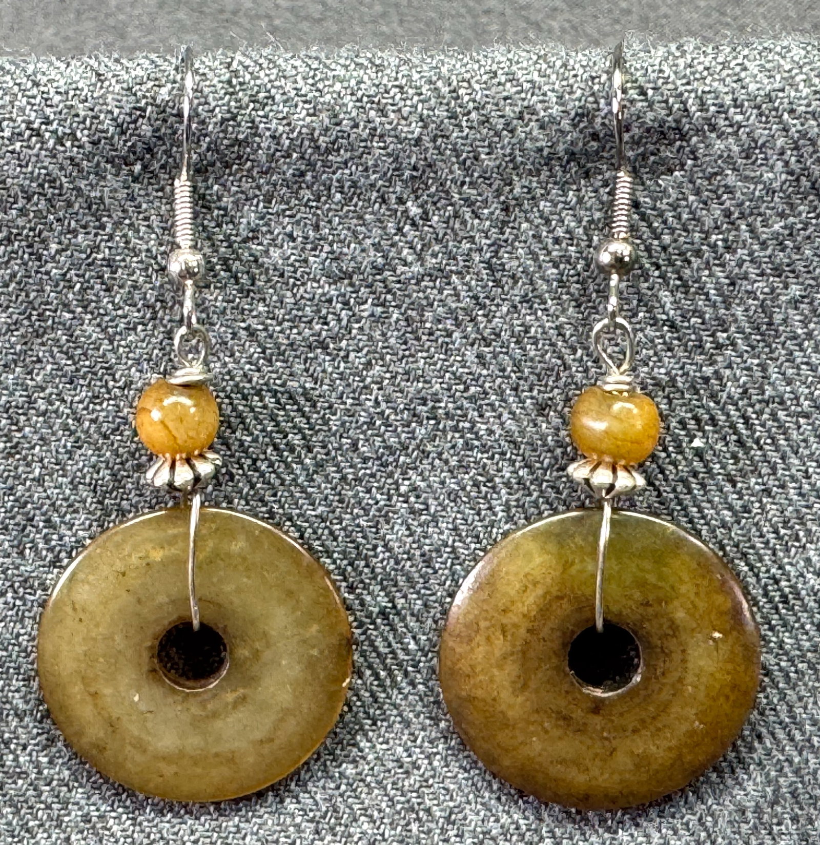 Vintage green stone donut silver-toned metal earrings: Vintage green stone donut silver-toned metal earrings. Unmarked. For measures please refer to the pictures taken with a measuring tape. Weight: 9 Grams . IN HOUSE FLAT SHIPPING & HANDLING COST WITHIN 