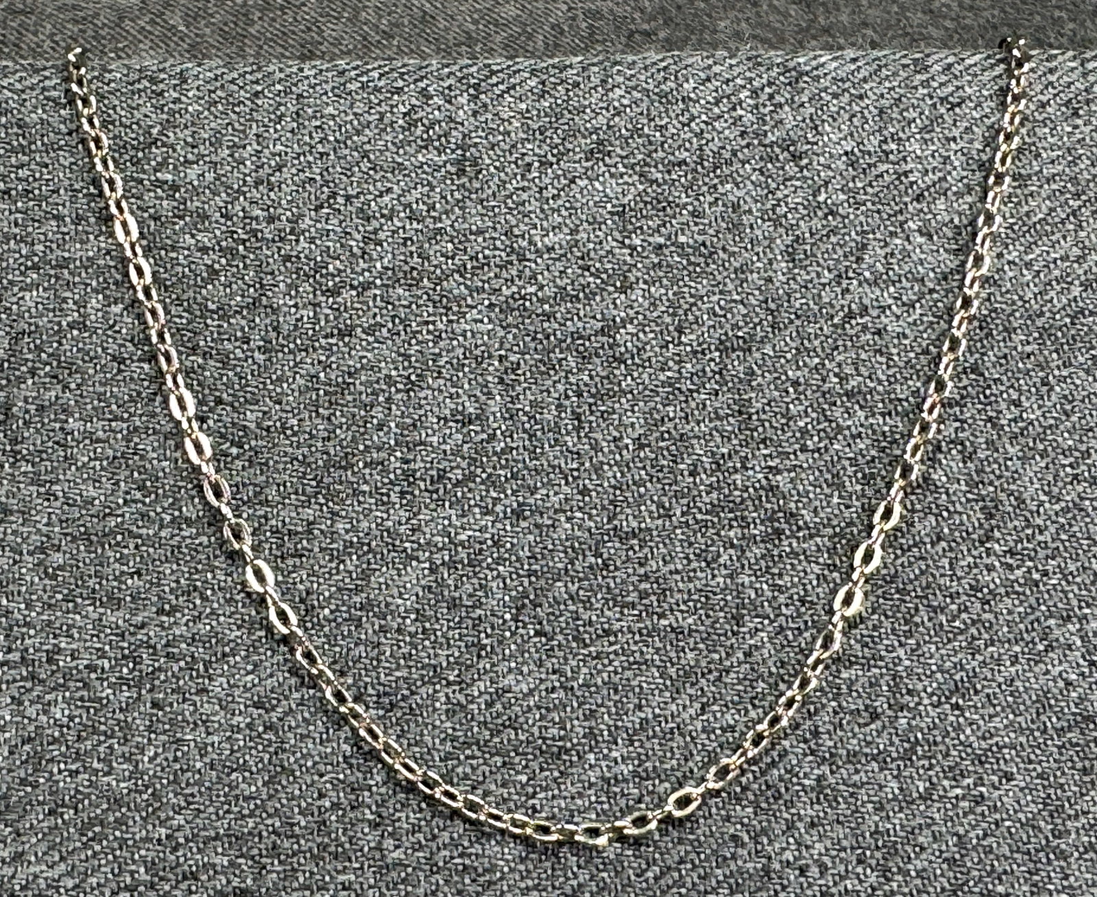 Vintage Silver-Toned Cable Link Necklace Chain. *M: Vintage Silver-Toned Cable Link Necklace Chain. Unmarked. For measures please refer to the pictures taken with a measuring tape. Weight: 2 Grams. IN HOUSE FLAT SHIPPING & HANDLING COST WITHIN ALL THE 