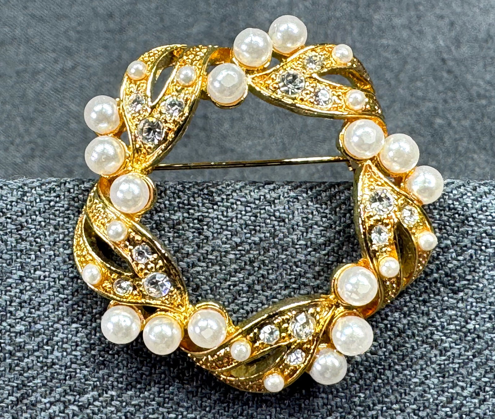 Vintage AAi Wreath Pin Brooch. Crystal, Faux Pearl, Gold-tone. *M: Vintage AAi Wreath Pin Brooch. Crystal, Faux Pearl, Gold-tone. Unmarked. For measures please refer to the pictures taken with a measuring tape. Weight: 14 Grams. IN HOUSE FLAT SHIPPING & HANDLING COST
