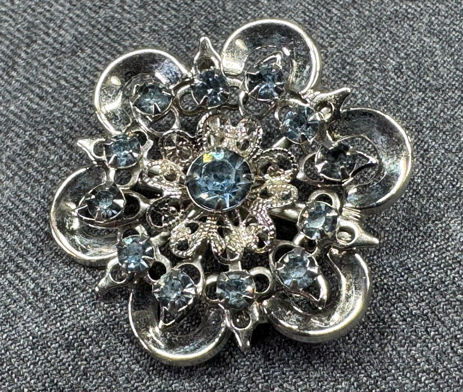 Vintage Mid-Century Silver-Tone & Blue Rhinestone Floral Pin Brooch. *M: Vintage Mid-Century Silver-Tone & Blue Rhinestone Floral Pin Brooch. Unmarked. For measures please refer to the pictures taken with a measuring tape. Weight: 7 Grams. IN HOUSE FLAT SHIPPING & HANDLING
