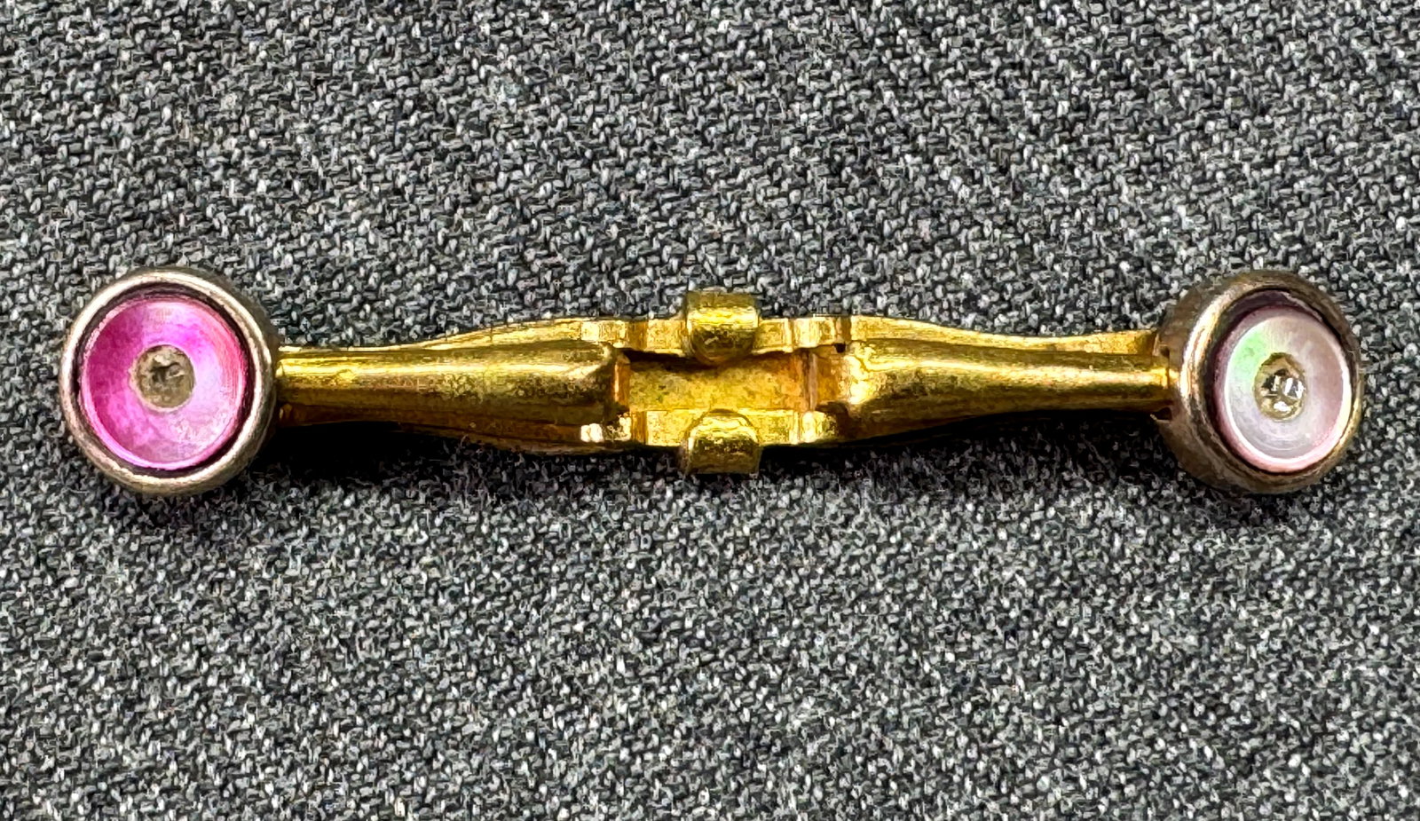 Vintage crystals mother of pearl gold-toned tie bar clip. *c: Vintage crystals mother of pearl gold-toned tie bar clip. Marked. For measures please refer to the pictures taken with a measuring tape. Weight: 3 Grams. IN HOUSE FLAT SHIPPING & HANDLING COST WITHIN 