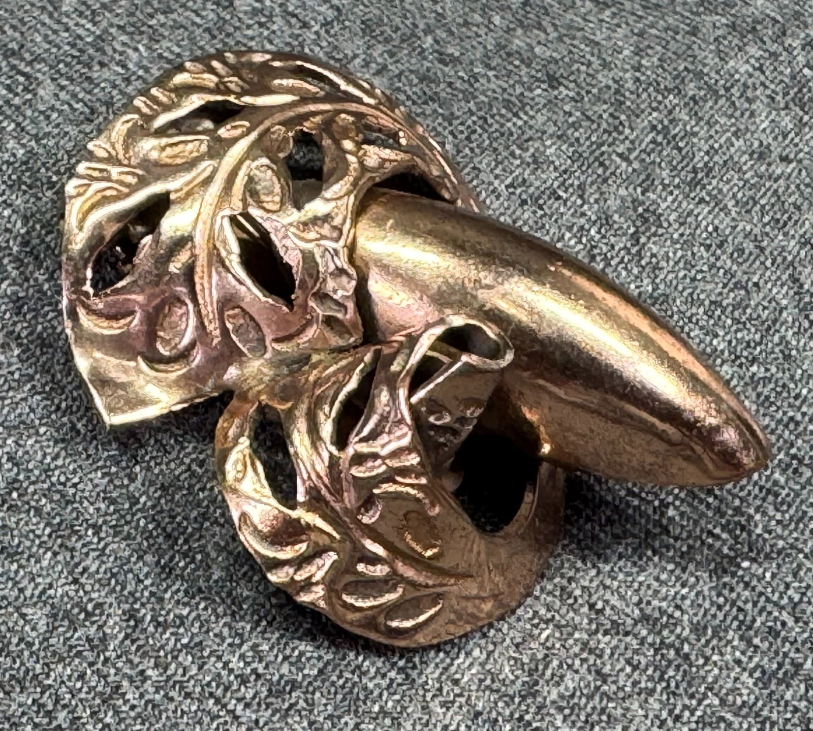Vintage 40's filigree reddish goldtone metal clip brooch: IN HOUSE FLAT SHIPPING & HANDLING COST WITHIN ALL THE U.S. : $7 To bypass LiveShipping, and use our In-House shipping service for $7 or shipping combined for multiple lots, please select “Arrang