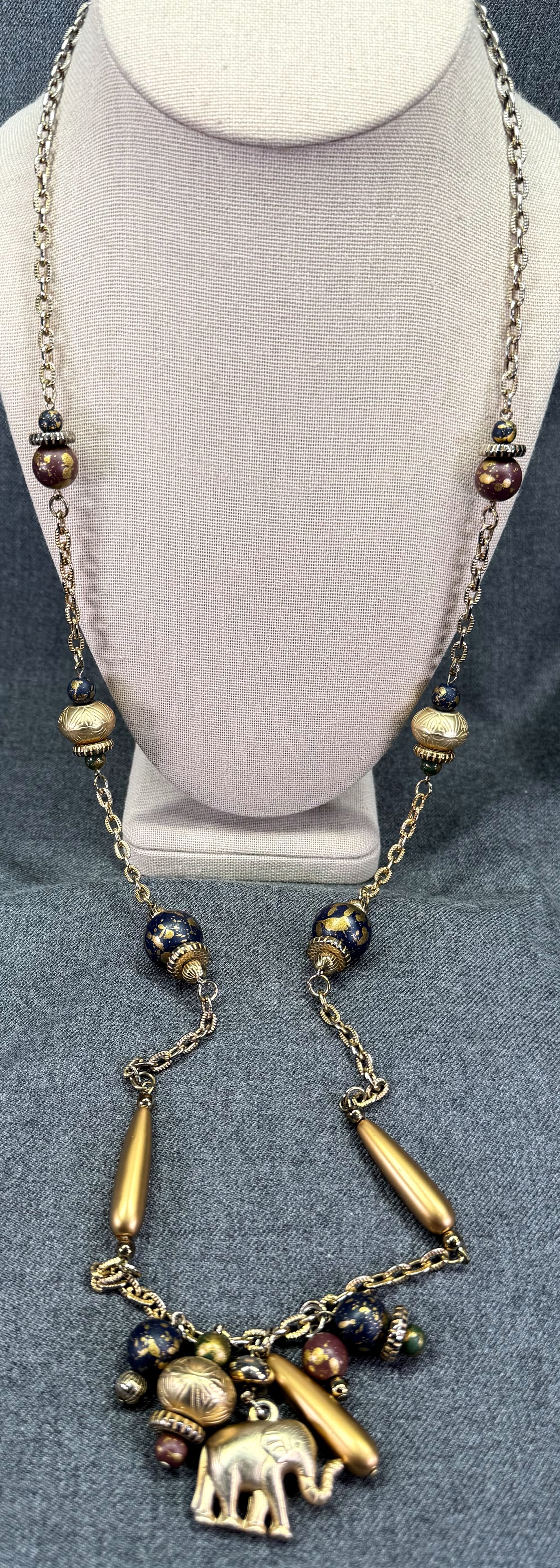 Assorted elephant, beads dangles gold-toned plastic & metal chain lariat necklace: Assorted elephant, beads dangles gold-toned plastic & metal chain lariat necklace. Unmarked. For measures please refer to the pictures taken with a measuring tape. Weight: 46 Grams . IN HOUSE FLAT SHI