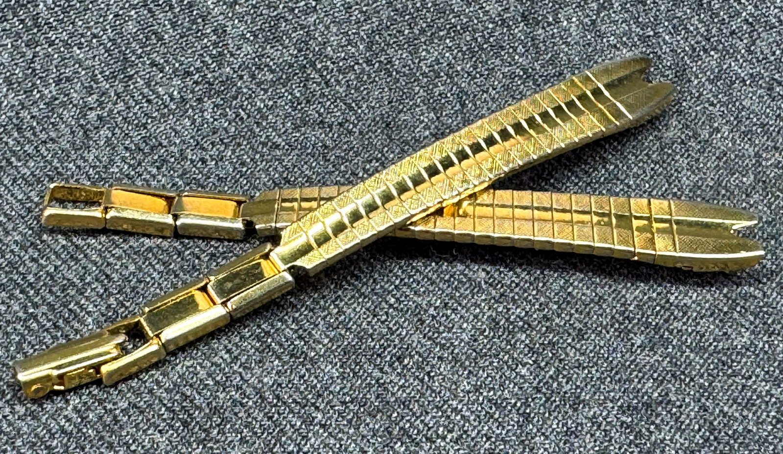 Vintage butterfly clasp gold-toned watch band. *a: Vintage butterfly clasp gold-toned watch band. Marked with an R and Hong Kong Stainless Steel. For measures please refer to the pictures taken with a measuring tape. Weight: 6 Grams IN HOUSE FLAT SHIP