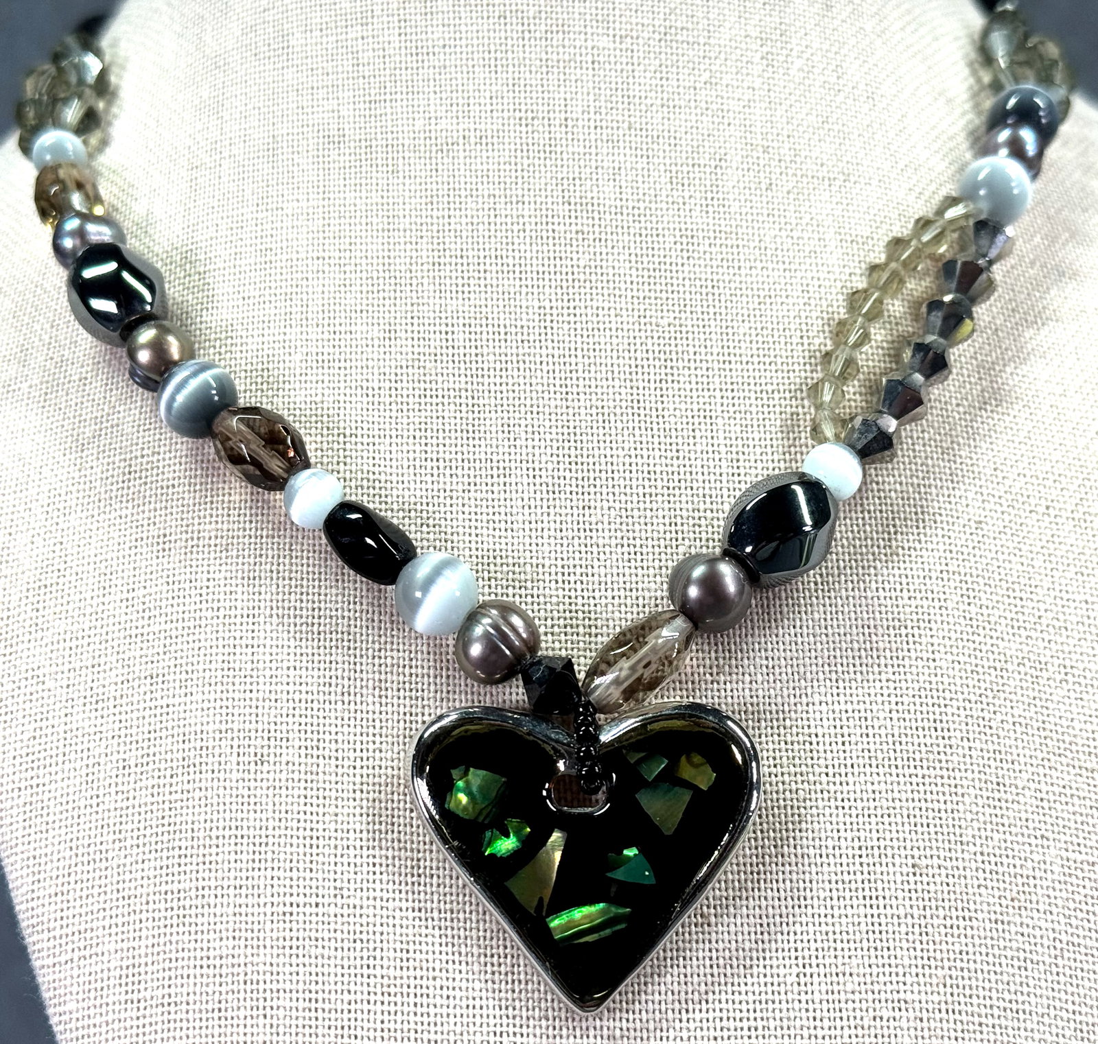 Vintage abalone chips inlay heart pendant assorted beads collar necklace: IN HOUSE FLAT SHIPPING & HANDLING COST WITHIN ALL THE U.S. : $7 To bypass LiveShipping, and use our In-House shipping service for $7 or shipping combined for multiple lots, please select “Arrang
