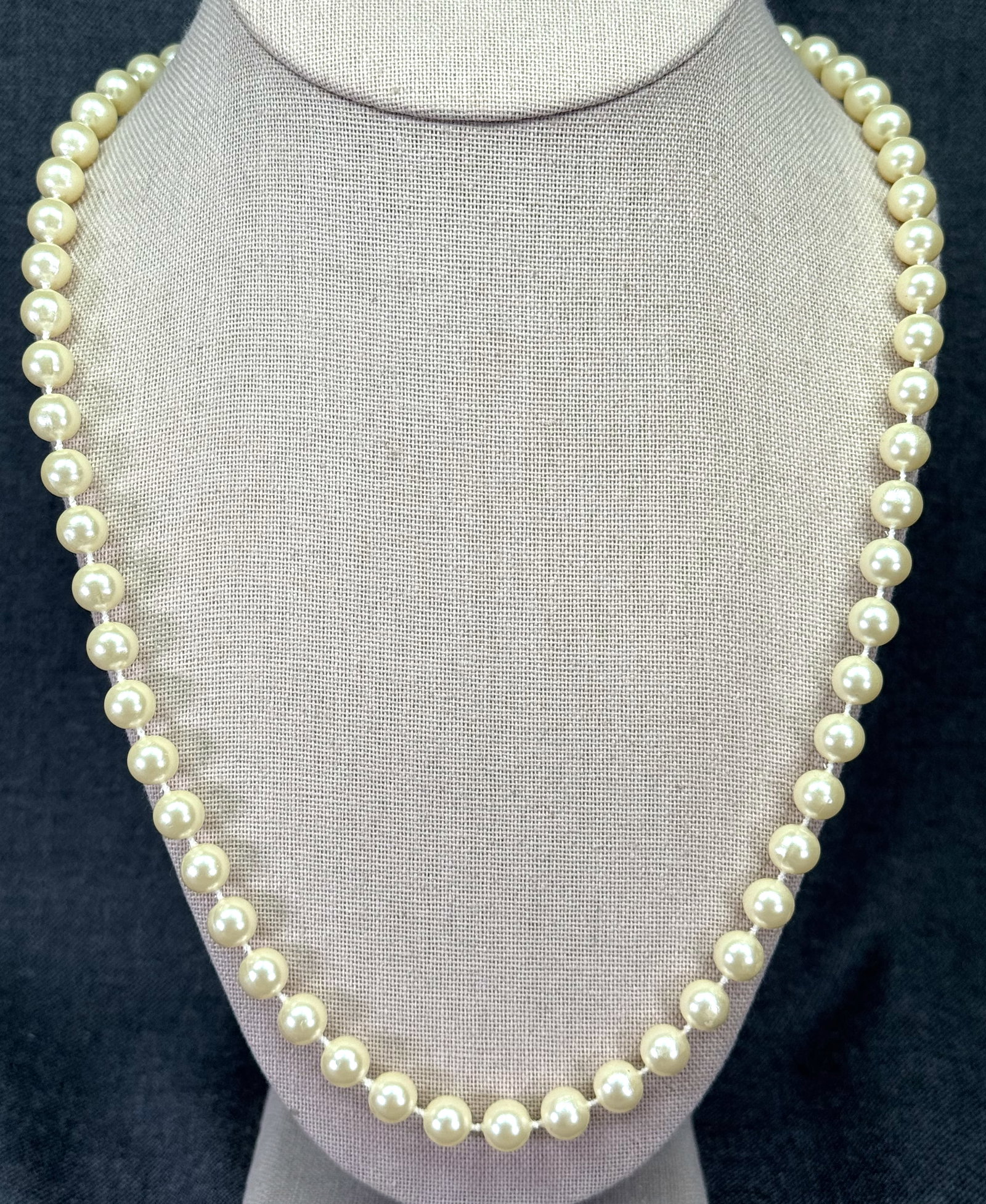 Vintage pearly thermoplastic beads necklaces. Lot of 2: Vintage pearly thermoplastic beads necklaces. Lot of 2 Unmarked. For measures please refer to the pictures taken with a measuring tape. Weight: 33 Grams . IN HOUSE FLAT SHIPPING & HANDLING COST WITHIN