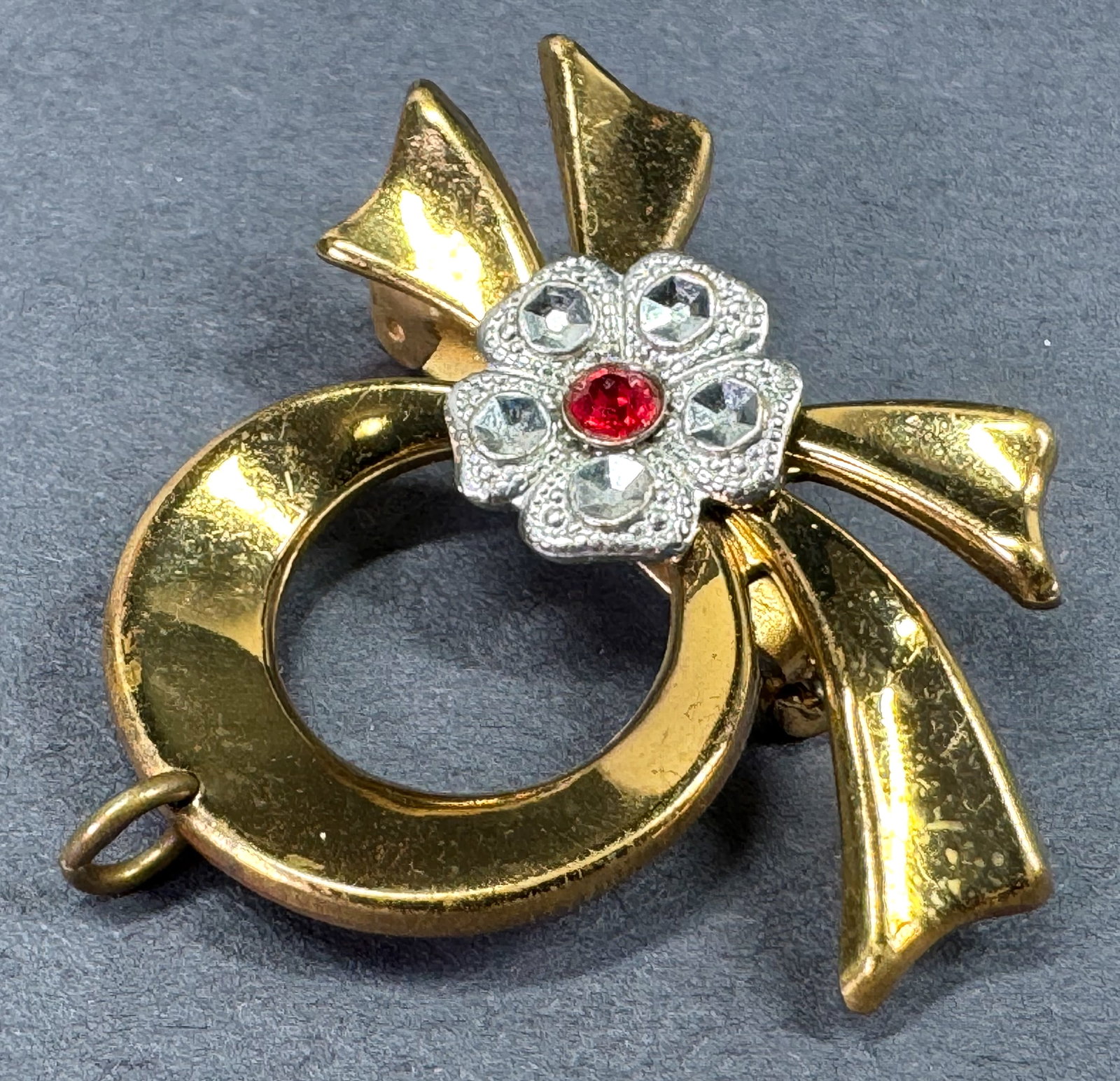 Vintage red crystal silvertone flower goldtone metal ribbons pin brooch.: IN HOUSE FLAT SHIPPING & HANDLING COST WITHIN ALL THE U.S. : $7 To bypass LiveShipping, and use our In-House shipping service for $7 or shipping combined for multiple lots, please select “Arrang