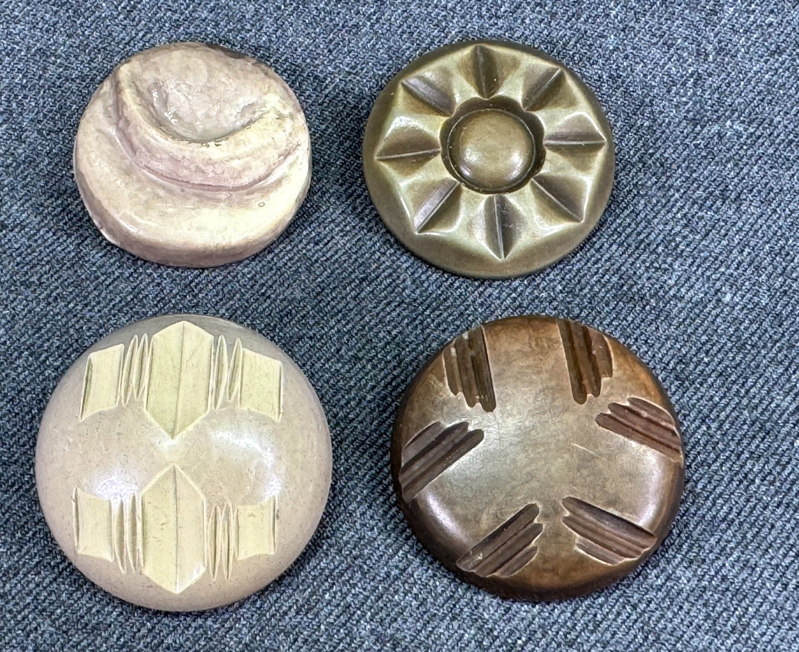 Vintage assorted gallalith buttons. Metal shank. Lot of 4: IN HOUSE FLAT SHIPPING & HANDLING COST WITHIN ALL THE U.S. : $7 To bypass LiveShipping, and use our In-House shipping service for $7 or shipping combined for multiple lots, please select “Arrang