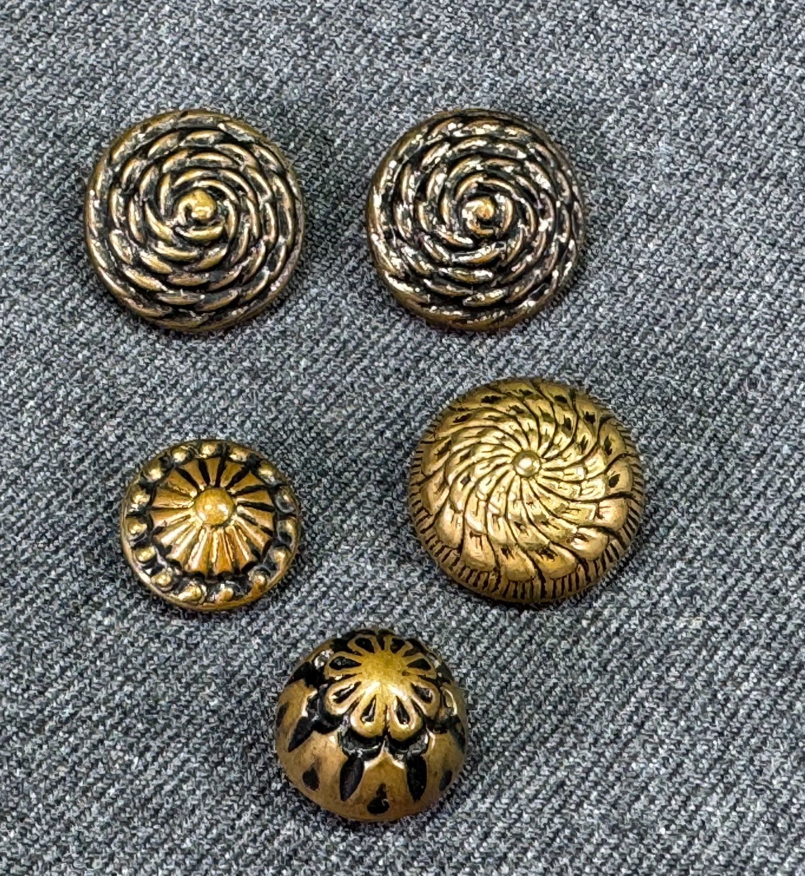 Vintage assorted tight top metal flower buttons. Lot of 5: IN HOUSE FLAT SHIPPING & HANDLING COST WITHIN ALL THE U.S. : $7 To bypass LiveShipping, and use our In-House shipping service for $7 or shipping combined for multiple lots, please select “Arrang