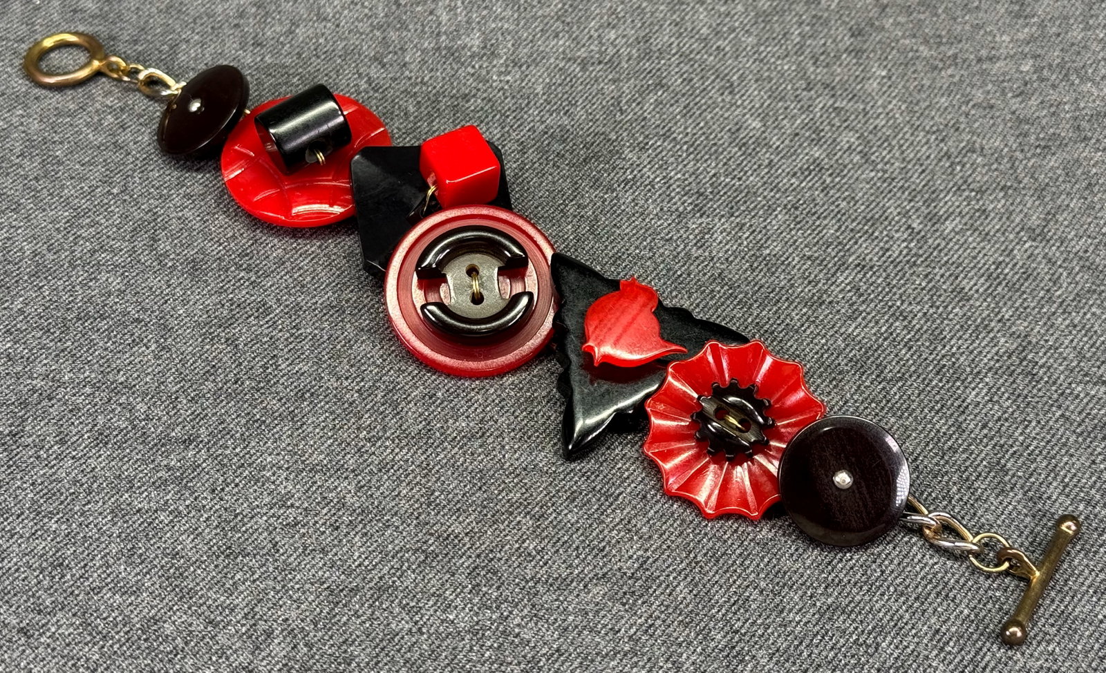 Red Black Bakelite Button Charm Bracelet. *o: Vintage 1990s Red Black Bakelite Button Charm Bracelet Artisan Assembly Made with 1930s - 1940s buttons. Silver-tone Chain. Toggle clasp. Unmarked. For measures please refer to the pictures taken with