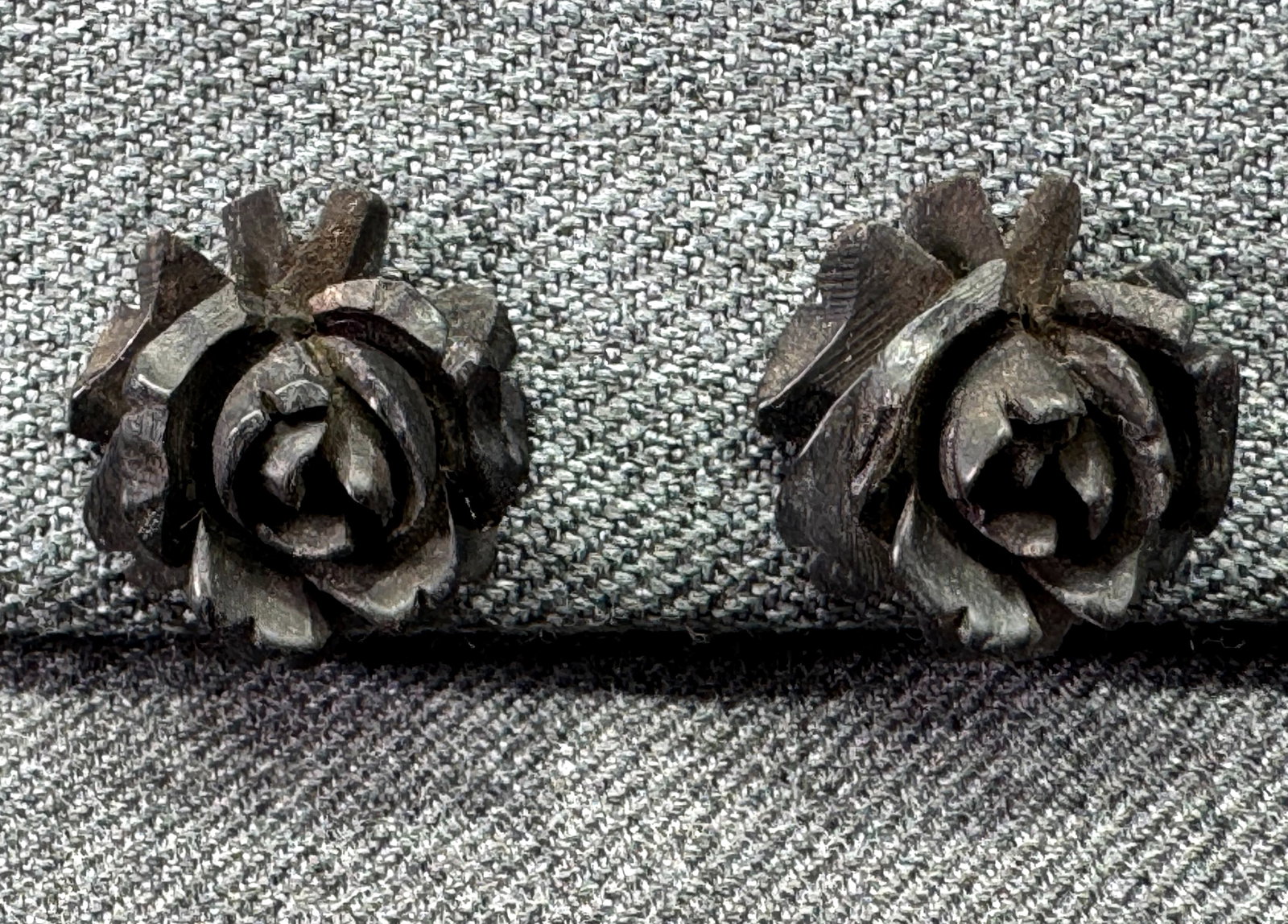 1940s Ebony Rose Gold-Filled Earrings *o: Vintage Automatic Chain Co. (A.C.) Mourning Carved Ebony Rose Screw Back Earrings. 1/20 12K Gold-Filled. Marked. For measures please refer to the pictures taken with a measuring tape. Weight: 4 Grams.