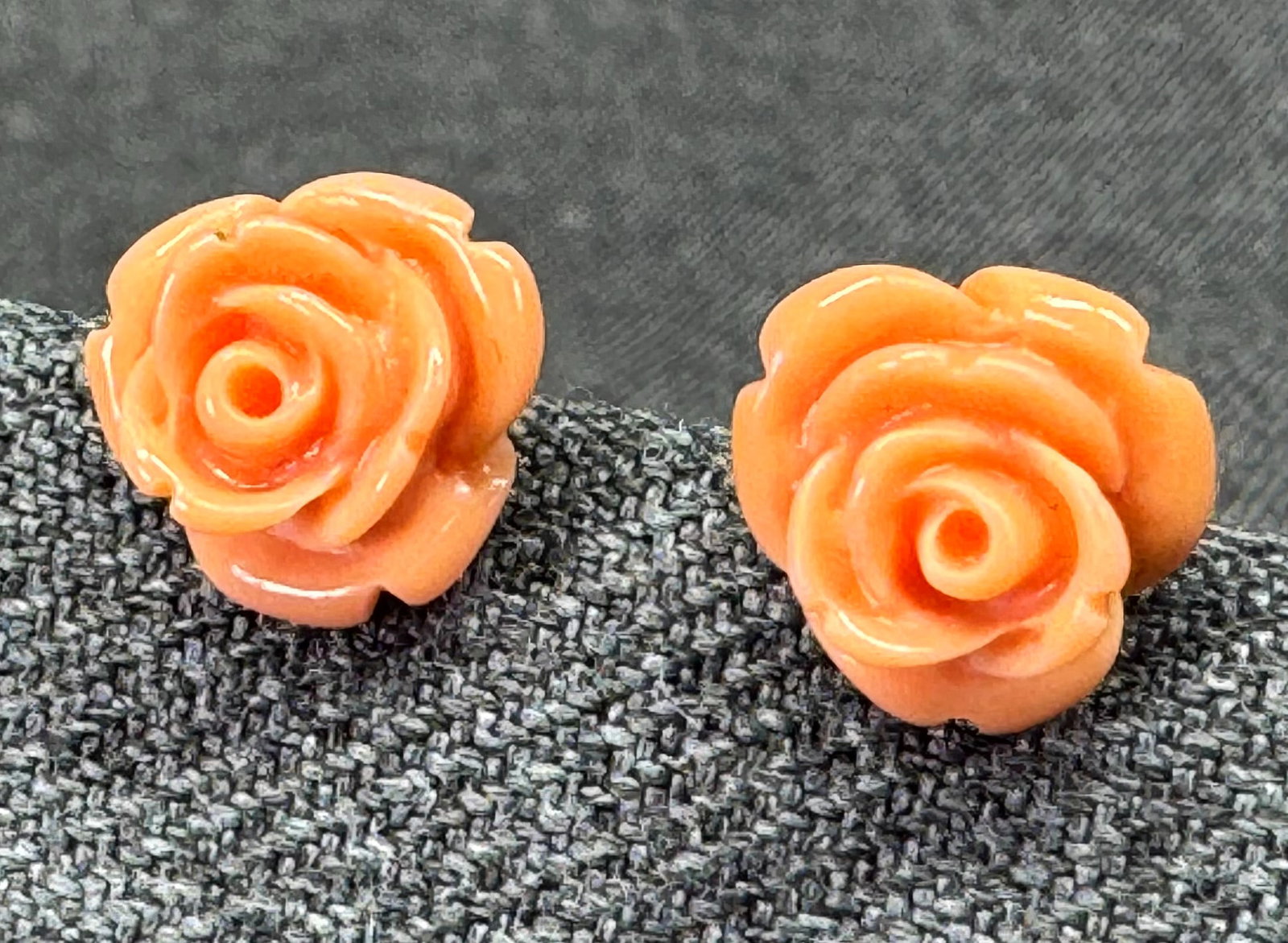 Faux Coral Rose Stud Earrings. *o: Vintage Style Faux Coral Rose Stud Earrings. Unmarked. For measures please refer to the pictures taken with a measuring tape. Weight: 2 Grams. IN HOUSE FLAT SHIPPING & HANDLING COST WITHIN ALL THE U.S