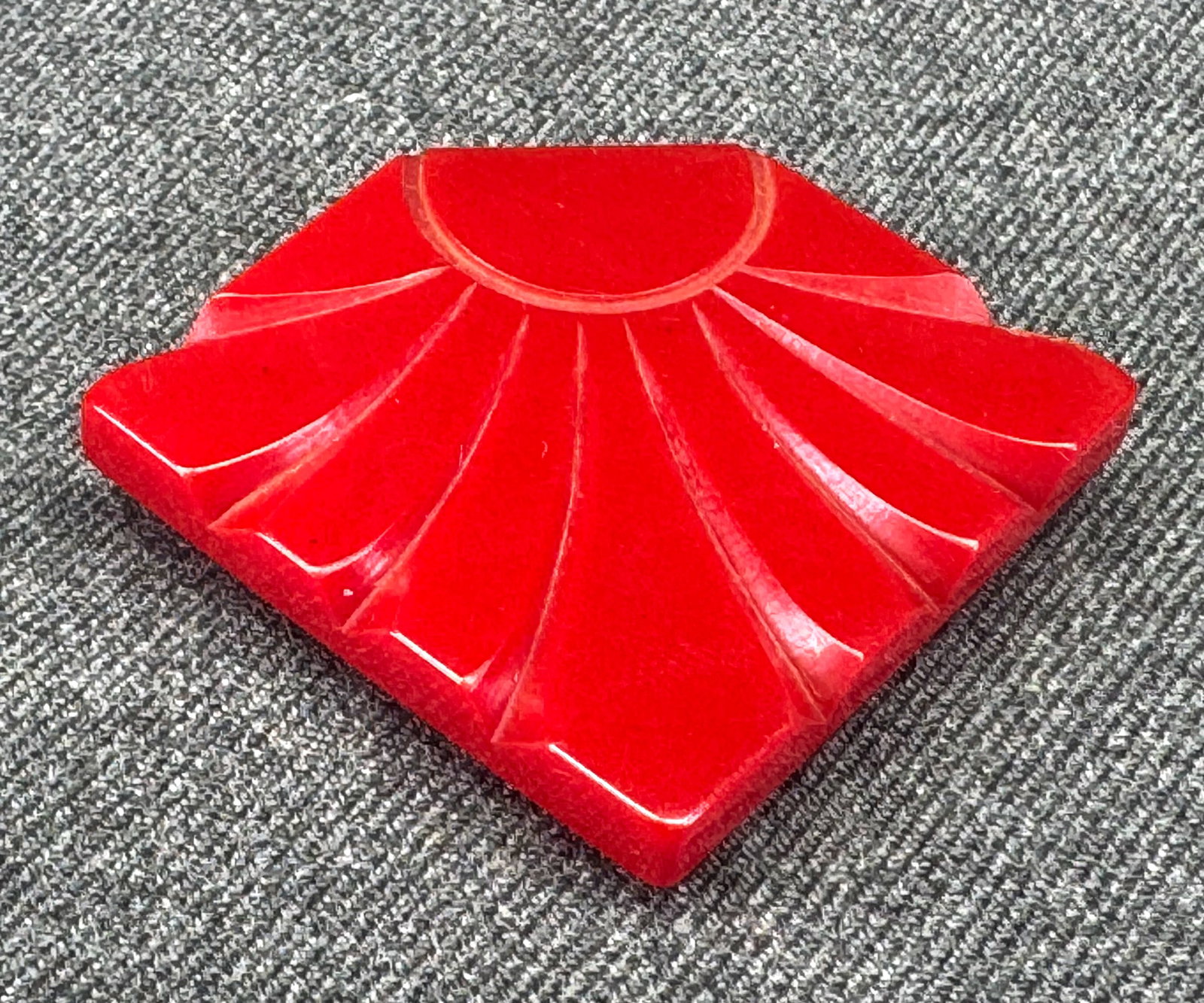 Art Deco Cherry Red Bakelite Dress Clip. *o: Vintage Art Deco Carved Cherry Red Bakelite Dress Clip. Sunburst Fan. Made in USA. Marked. For measures please refer to the pictures taken with a measuring tape. Weight: 11 Grams. IN HOUSE FLAT SHIPPI