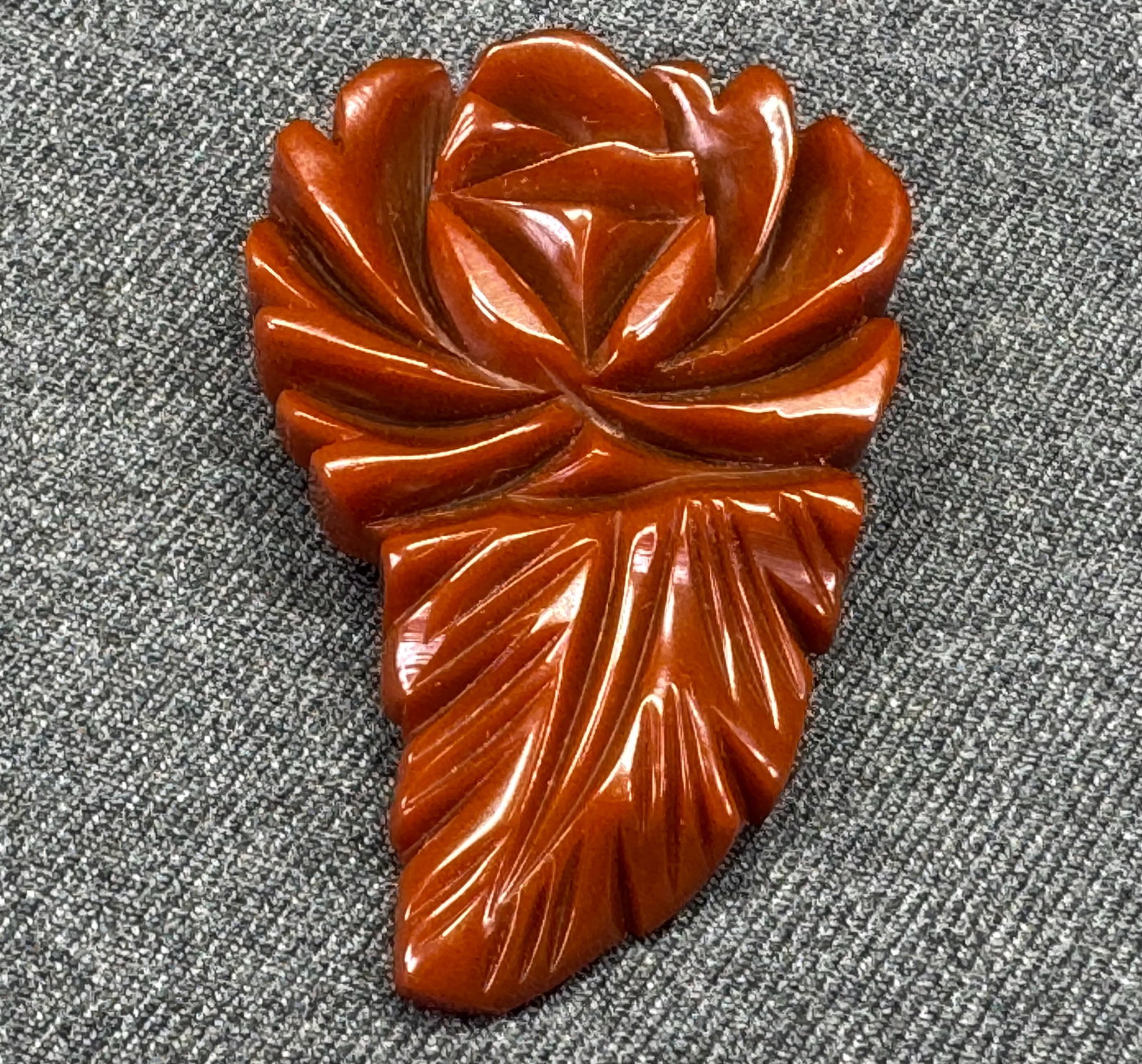 Art Deco Floral Bakelite Dress Clip. *o: Vintage Art Deco vintage deeply carved Bakelite rose and leaf brooch. Unmarked. For measures please refer to the pictures taken with a measuring tape. Weight: 14 Grams. IN HOUSE FLAT SHIPPING & HANDLI