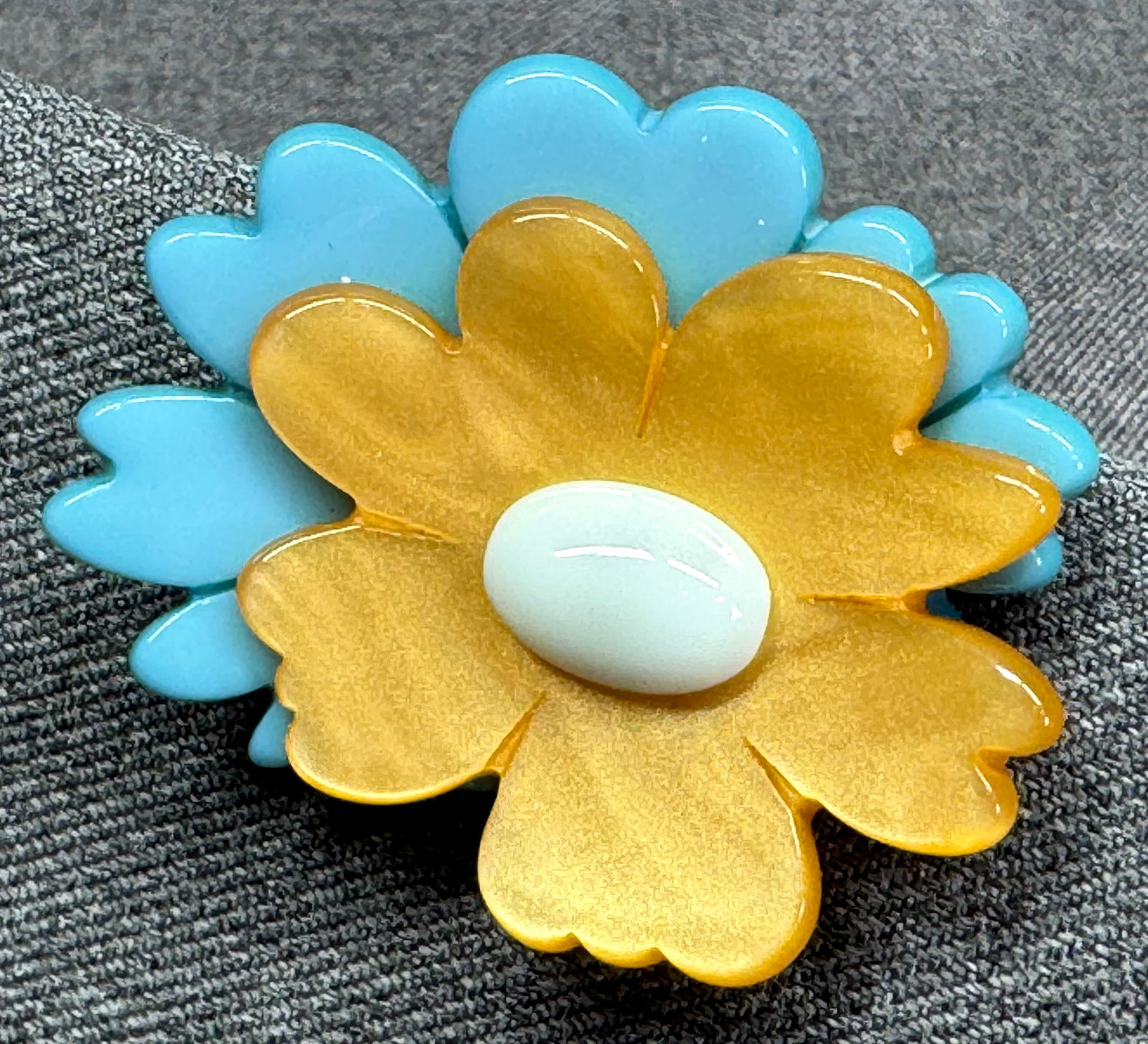 PONO Italy Joan Goodman Flower Pin. *o: PONO Joan Goodman Italian Cellulose Acetate Flower Brooch Statement Brooch Pin. Marked. For measures please refer to the pictures taken with a measuring tape. Weight: 26 Grams. IN HOUSE FLAT SHIPPING 