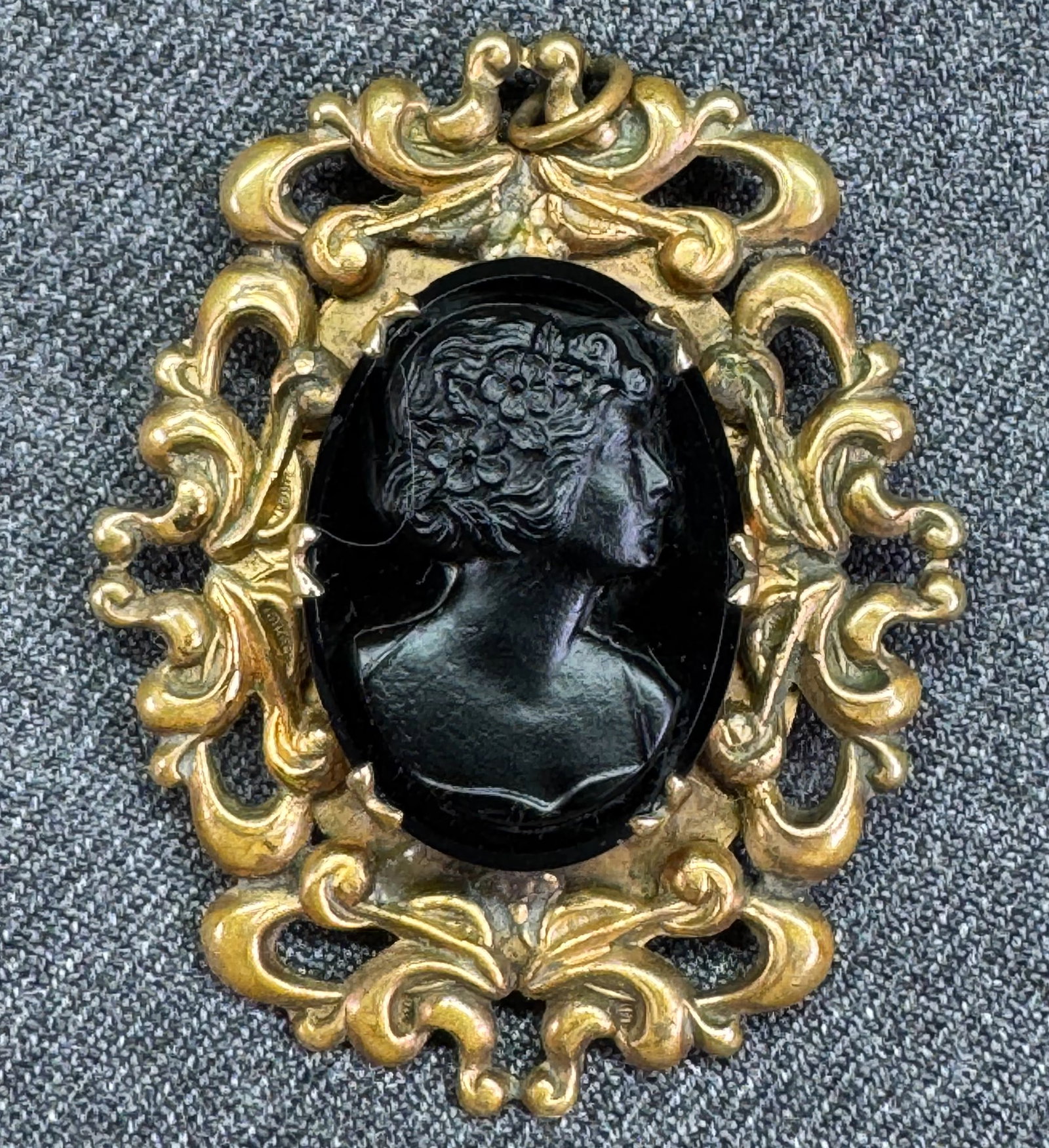 1930s Mourning Cameo Locket Pendant *o: Victorian Style Mourning Black Glass Cameo Locket Pendant Brass Scroll. Unmarked. For measures please refer to the pictures taken with a measuring tape. Weight: 16Grams. IN HOUSE FLAT SHIPPING & HANDL