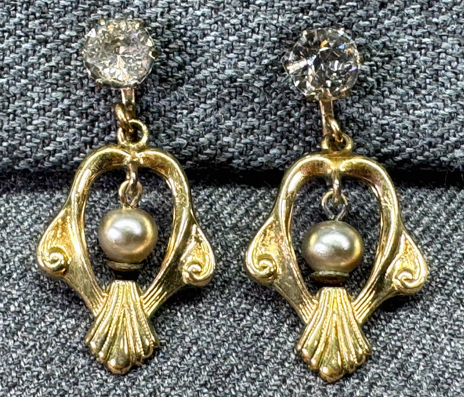 1940s Gold Filled Dangle Earrings *o: Vintage 12K Gold Filled Faux Pearl & Rhinestone Dangle Screw Back Earrings. Marked. For measures please refer to the pictures taken with a measuring tape. Weight: 5 Grams. IN HOUSE FLAT SHIPPING & HAN