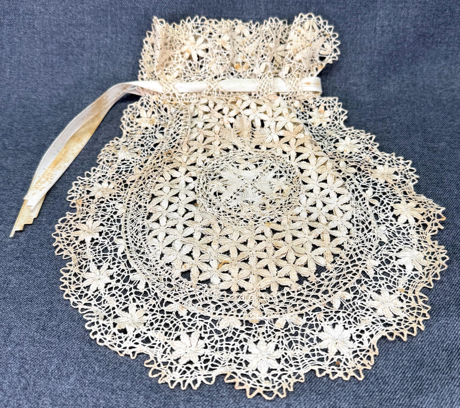 Edwardian Maltese Bobbin Lace Bridal Purse Bag. *o: Antique Maltese Bobbin Lace Bridal Drawstring Purse Bag. For measures please refer to the pictures taken with a measuring tape. Weight: Grams. IN HOUSE FLAT SHIPPING & HANDLING COST WITHIN ALL THE U.S