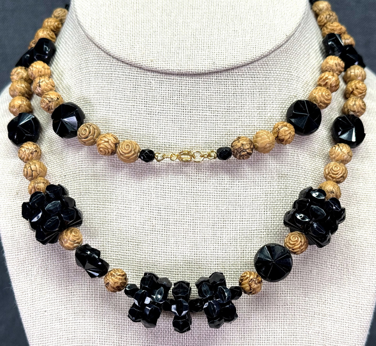 Vintage Mid-Century Molded Plastic Flower & Black Bead Long Necklace. *o: Vintage Mid-Century Molded Plastic Flower & Black Bead Long Necklace. Unmarked. For measures please refer to the pictures taken with a measuring tape. Weight: 35 Grams. IN HOUSE FLAT SHIPPING & HANDLI