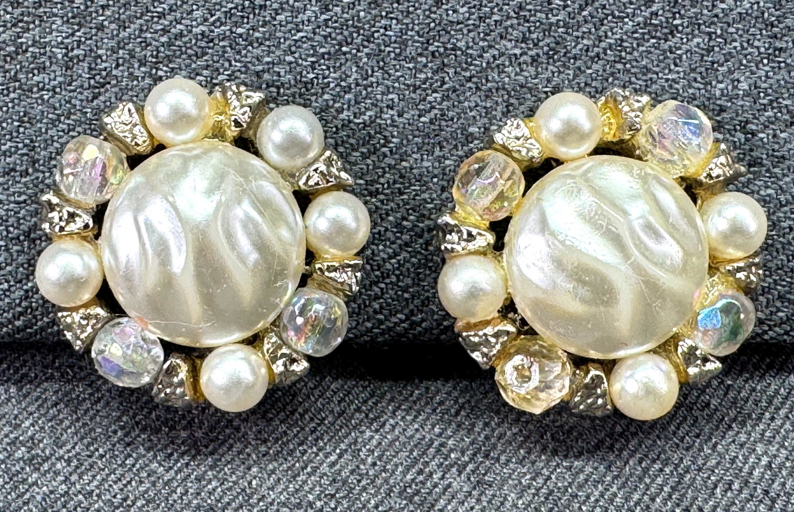 Vintage 1950s Faux Mabe Pearl & Crystal Cluster Clip On Earrings. *o: Vintage 1950s Faux Mabe Pearl & Crystal Cluster Clip On Earrings. Gold-tone. Unmarked For measures please refer to the pictures taken with a measuring tape. Weight: 10 Grams. IN HOUSE FLAT SHIPPING & 