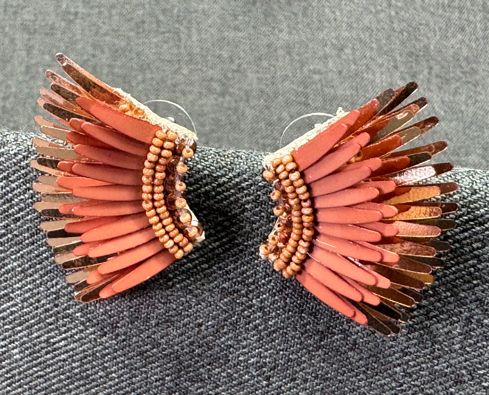 Unused Mignonne Gavigan Madeline Wings Earrings On Card. *o: Unused Mignonne Gavigan Madeline Wings Sequin Glass Beads Stud Earrings On Card. Gold-tone. Marked. For measures please refer to the pictures taken with a measuring tape. Weight: Grams. IN HOUSE FLAT 