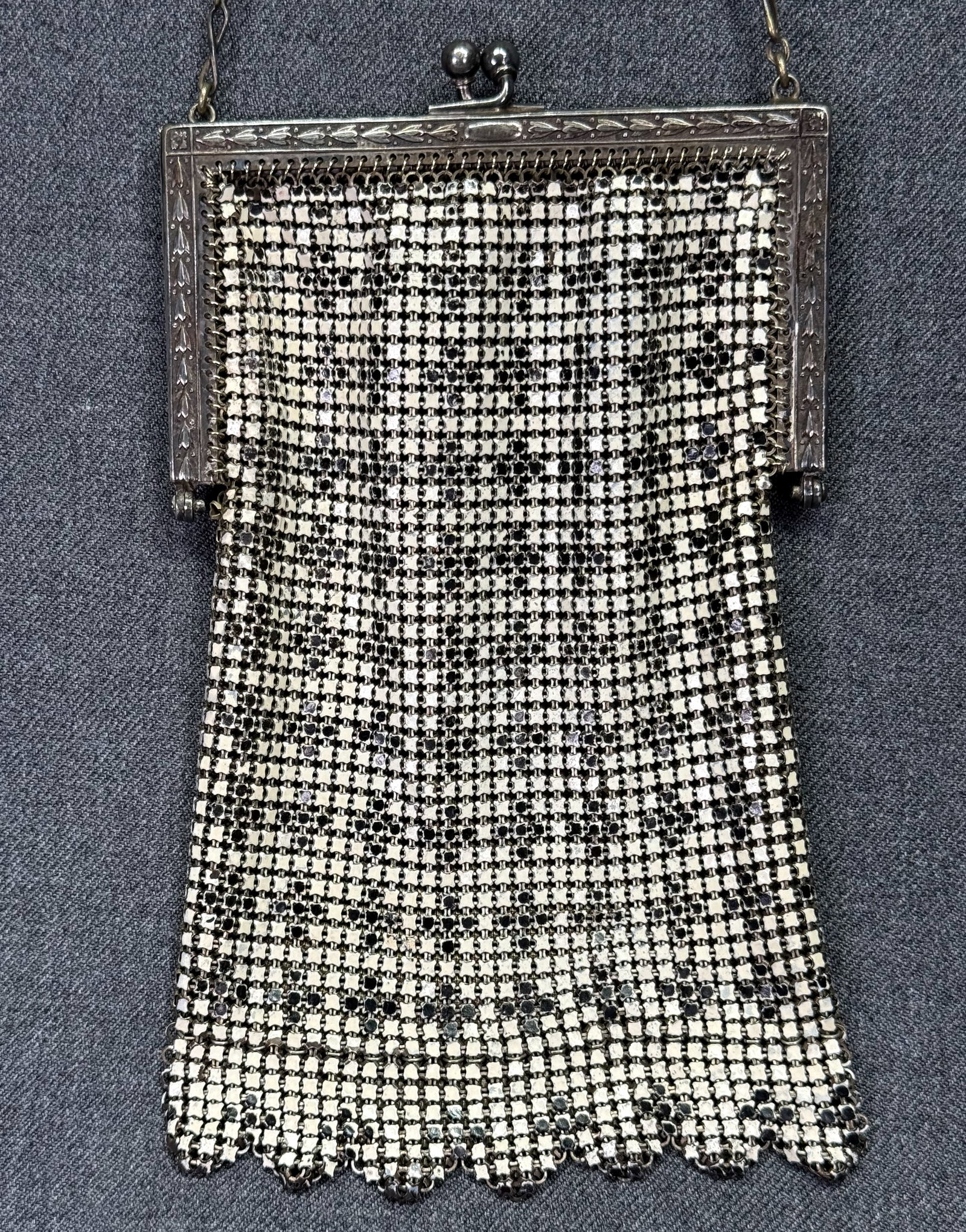 Whiting & Davis Art Deco Enameled Metal Mesh El-Sah Purse. #o: 1930s Whiting & Davis Art Deco Enameled Metal Mesh El-Sah Purse. Marked & Metal tag. For measures please refer to the pictures taken with a measuring tape. Weight:85 Grams. IN HOUSE FLAT SHIPPING & HA