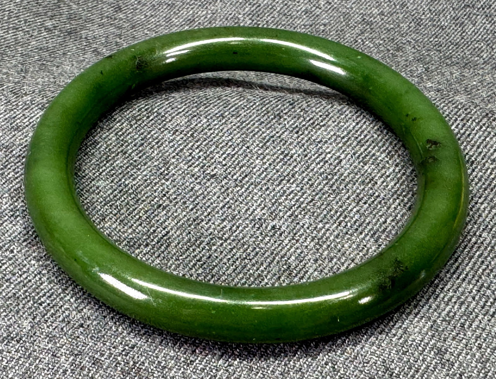 Chinese Vintage Spinach Green Jade Solid Bangle Bracelet. #o: Chinese Vintage Spinach Green Jade Solid Bangle Bracelet. Unmarked. For measures please refer to the pictures taken with a measuring tape. Weight:37 Grams. IN HOUSE FLAT SHIPPING & HANDLING COST WITHI