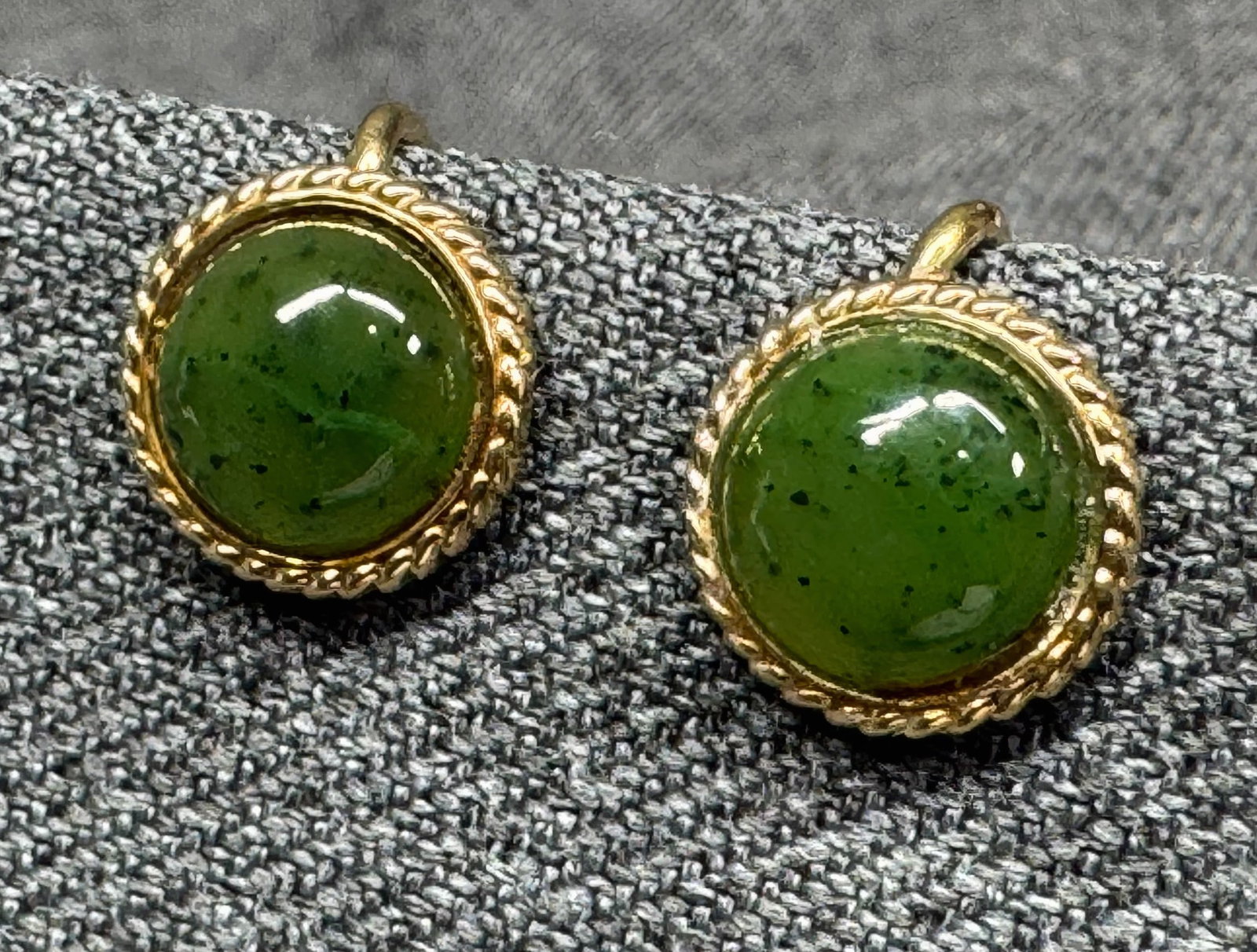 Danecraft Vintage Gold-Filled Jade Screw Back Earrings. #o: Danecraft Vintage 1/20 12K Gold Filled Nephrite Jade Screw Back Earrings. Marked. For measures please refer to the pictures taken with a measuring tape. Weight: Grams. IN HOUSE FLAT SHIPPING & HANDLIN