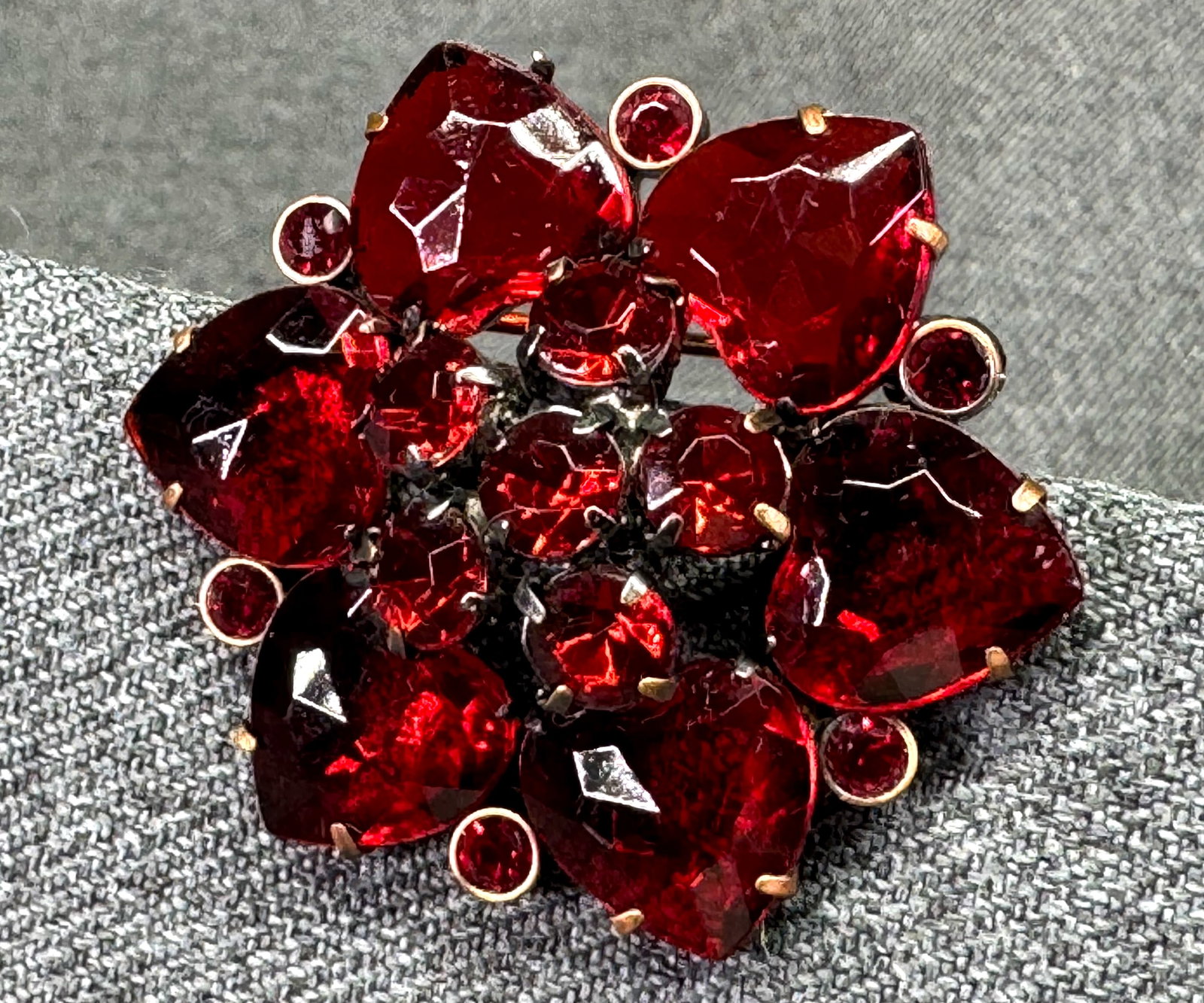 Vintage Retro Red Lucite Heart Copper Japaned Cluster Brooch Pin. *o: Vintage Retro Red Lucite Heart Copper Japaned Cluster Brooch Pin. Unmarked. For measures please refer to the pictures taken with a measuring tape. Weight: 8 Grams. IN HOUSE FLAT .SHIPPING & HANDLING C