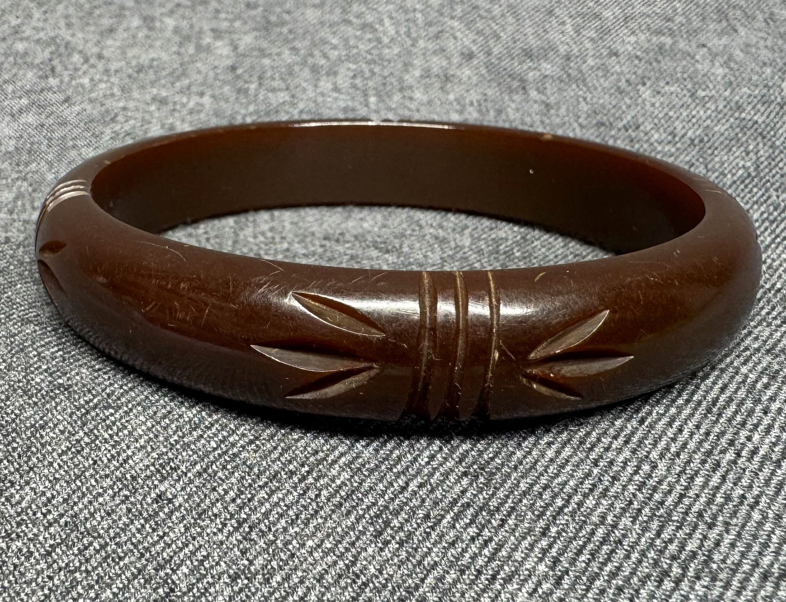 Vintage Mid-Century Carved Chocolate Brown Bakelite Bangle Bracelet. *o (1 of 6)