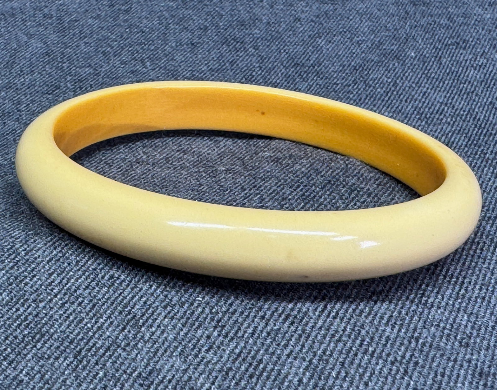 Vintage Mid-Century Bakelite Cream Corn Bangle Bracelets. *o (1 of 6)