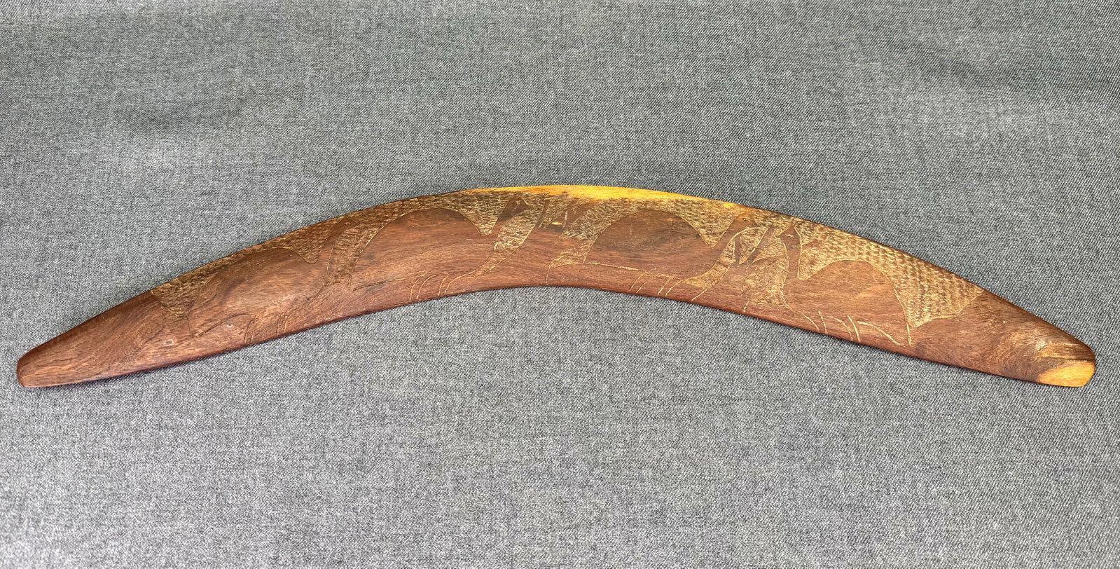 Aboriginal Australia Yalata Mission Boomerang.: Aboriginal Australia Yalata Mission Boomerang.Carved and decorated wood. For measures please refer to the pictures taken with a measuring tape. Weight: Grams. IN HOUSE FLAT SHIPPING & HANDLING COST WI