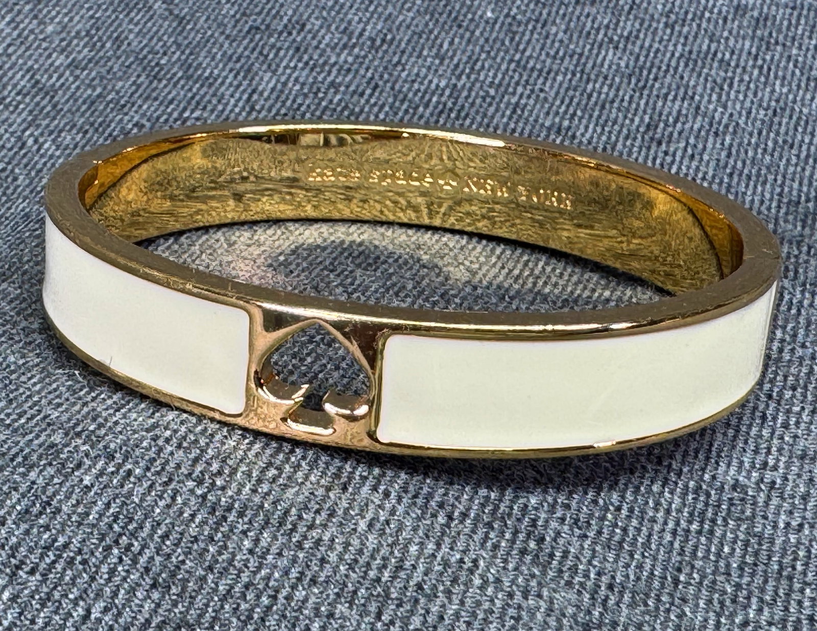 Kate Spade Retired Enamel Hole Punch Spade Hinge Bangle Bracelet. *0: Kate Spade Retired Enamel Hole Punch Spade Hinge Bangle Bracelet. Marked. For measures please refer to the pictures taken with a measuring tape. Weight: 36 Grams. IN HOUSE FLAT SHIPPING & HANDLING COS