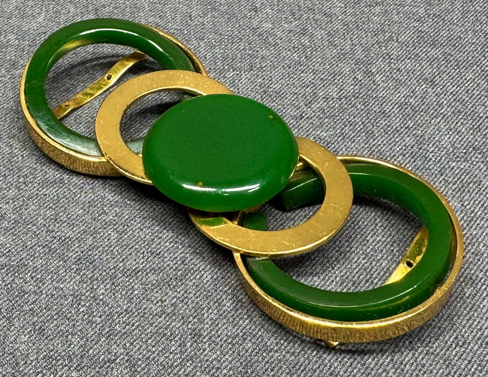 Oversized Mid-Century Modern Green Bakelite Gold Tone Belt Buckle. *0: Oversized Mid-Century Modern Green Bakelite Gold Tone Belt Buckle. Unmarked. For measures please refer to the pictures taken with a measuring tape. Weight: 62 Grams. IN HOUSE FLAT SHIPPING & HANDLING 