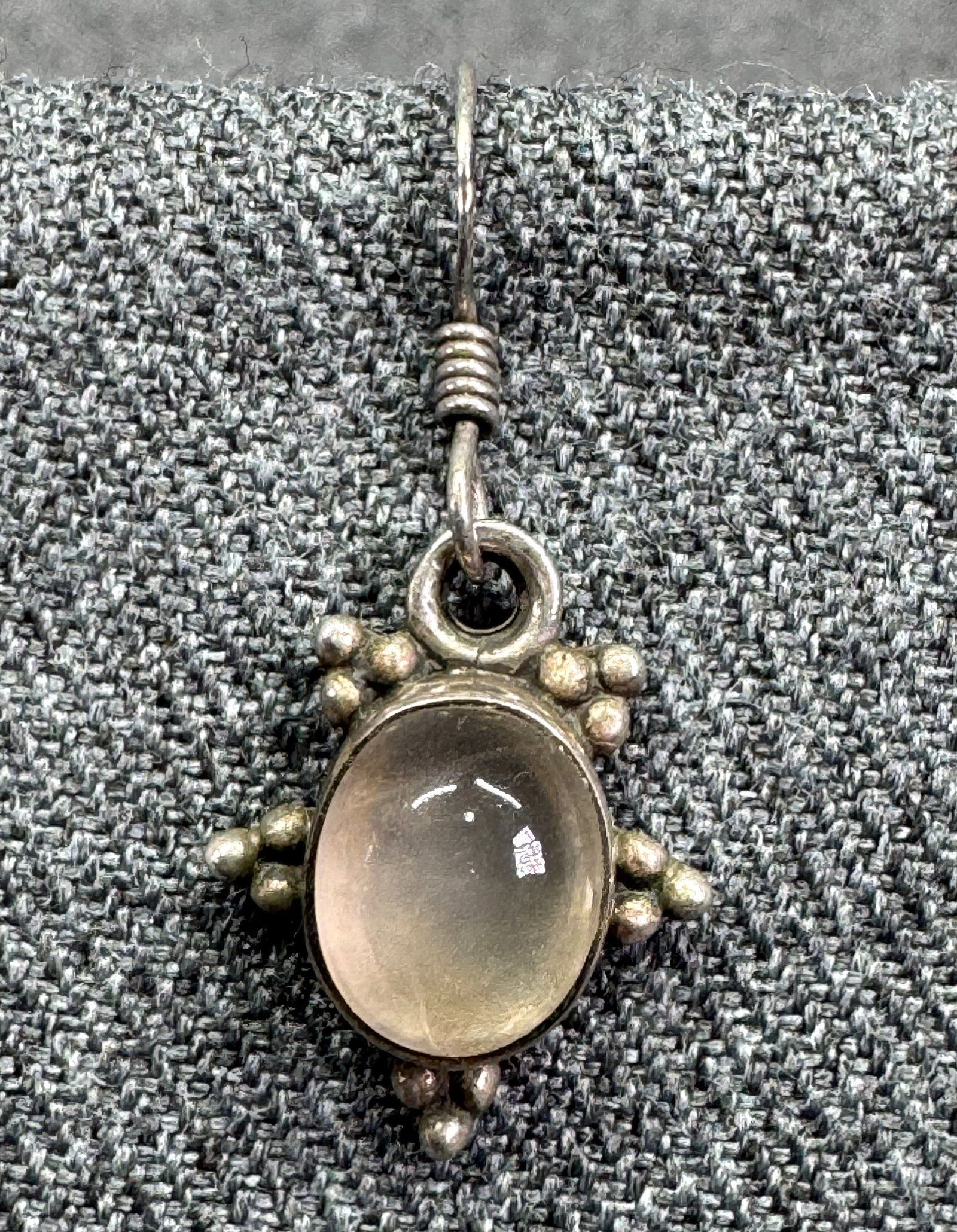 Vintage quartz cab sterling silver v hook earring. #B: Vintage quartz cab sterling silver single hook earring. Marked 925 . For measures please refer to the pictures taken with a measuring tape. Weight: 2.30 Grams. IN HOUSE FLAT SHIPPING & HANDLING COST W
