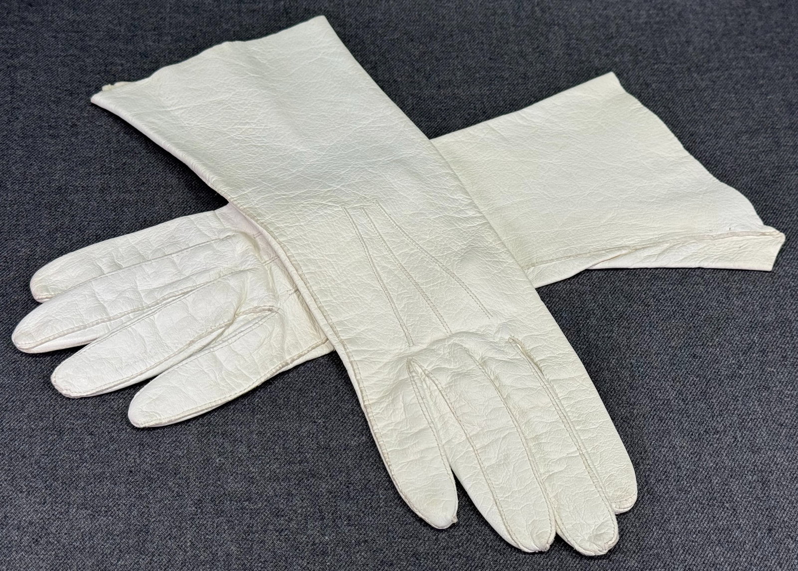 Vintage genuine leather gloves.: IN HOUSE FLAT SHIPPING & HANDLING COST WITHIN ALL THE U.S. : 7 To bypass LiveShipping, and use our In-House shipping service for 7 or shipping combined for multiple lots, please select “Arrange 