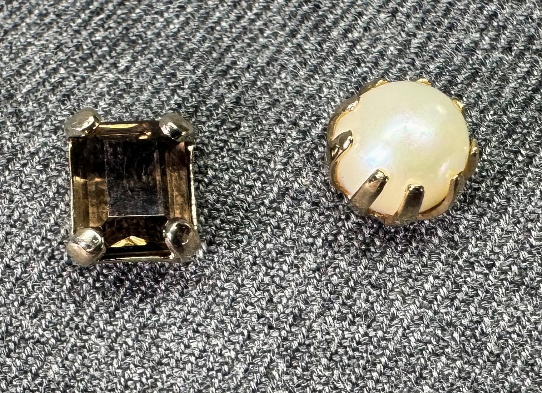 1960s Pearl & Smoky Quartz Tie Tacks. *n: Vintage Mid-Century Cultured Pearl & Smoky Quartz Tie Tack. Gold-toned. Unmarked. For measures please refer to the pictures taken with a measuring tape. Weight: 5 Grams. IN HOUSE FLAT SHIPPING & HANDL