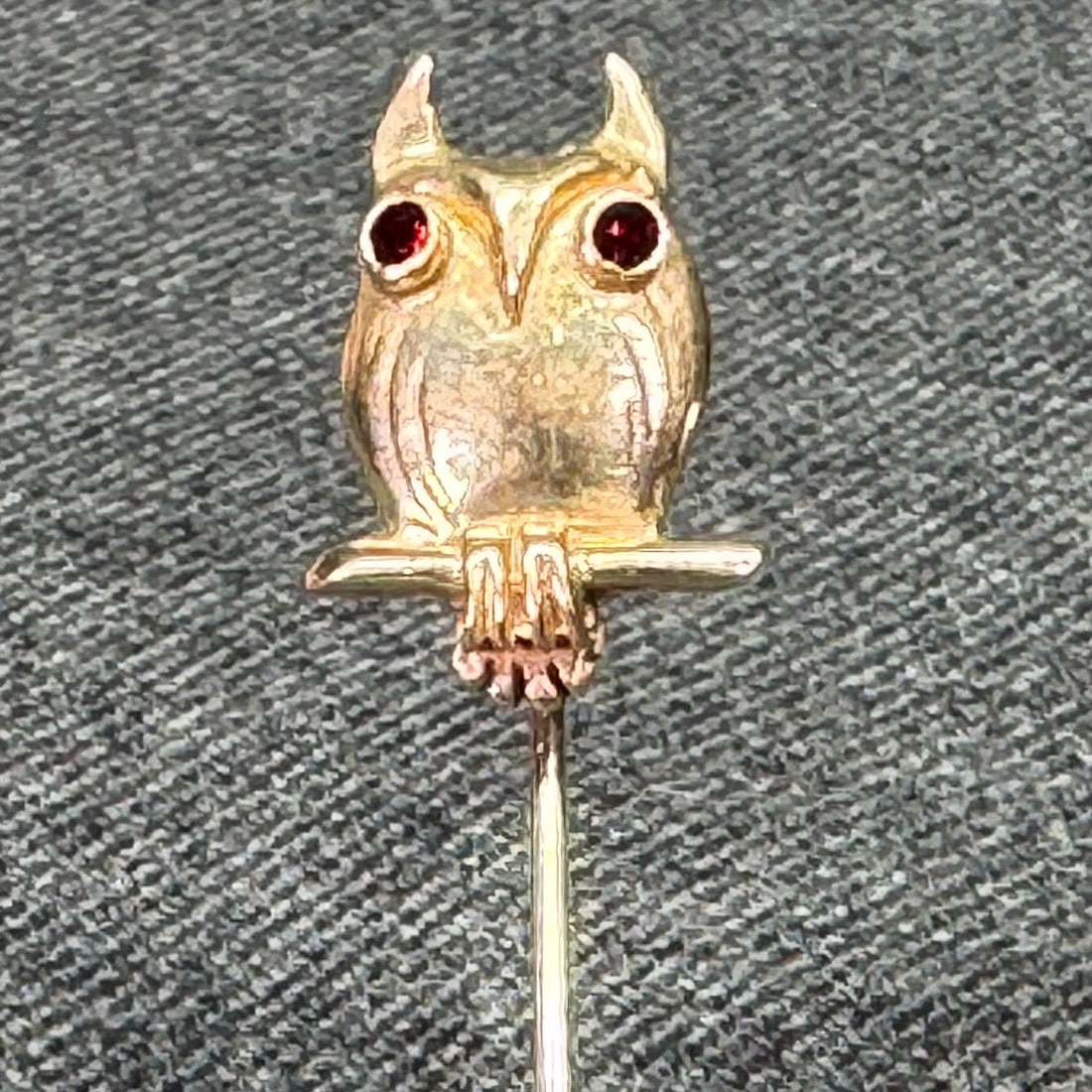 Vintage Artisan 1970s 14K Gold Cast Garnet Owl Head Stick pin. *p: Vintage Artisan 1970s 14K Gold Cast Red Stone Owl Head Stick pin. For measures please refer to the pictures taken with a measuring tape. Weight: 2.28 Grams. IN HOUSE FLAT SHIPPING & HANDLING COST WITH