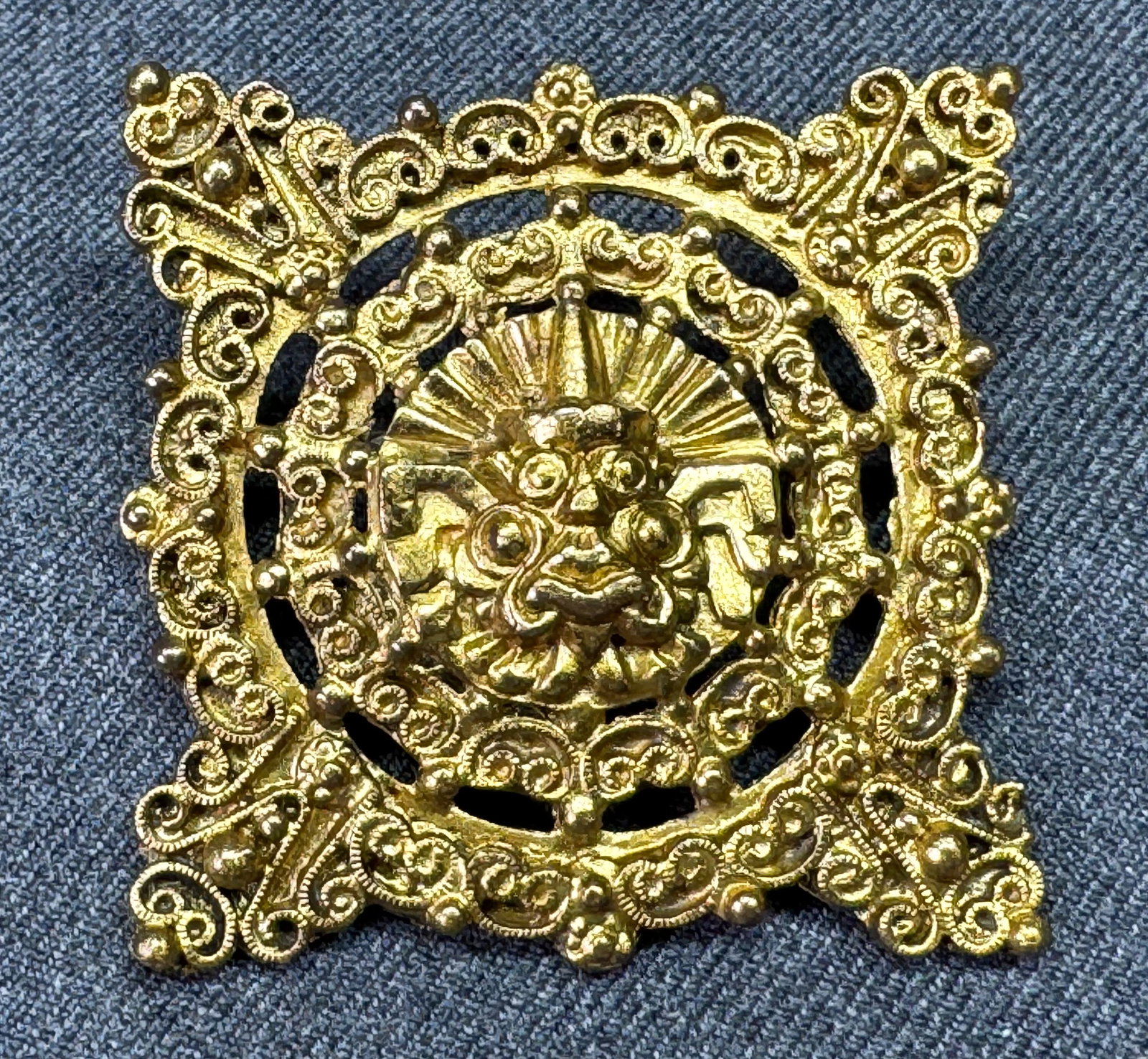 Vintage 1970s Peruvian Art Deity Gold-Tone Brooch Pin. *p: Vintage 1970s Peruvian Art Deity Gold-Tone Brooch Pin. Marked For measures please refer to the pictures taken with a measuring tape. Weight: 30 Grams. IN HOUSE FLAT SHIPPING & HANDLING COST WITHIN ALL