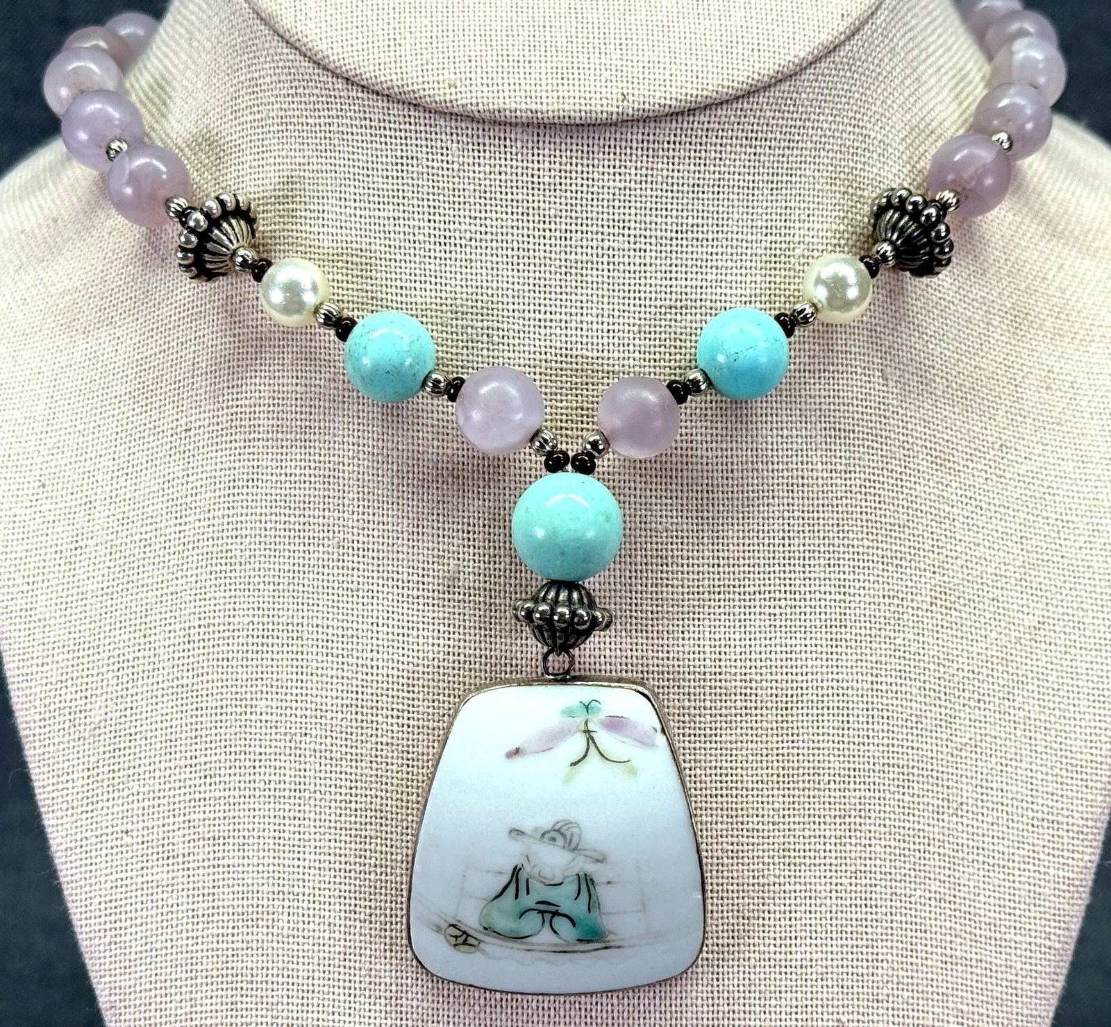 Chinese Vintage Style Porcelain Shard Faux Gemstone Necklace. *p: Chinese Vintage Style Porcelain Shard Faux Gemstone Strap Necklace. Marked 8 or S in the pendant rim. For measures please refer to the pictures taken with a measuring tape. Weight: 68 Grams. IN HOUSE 