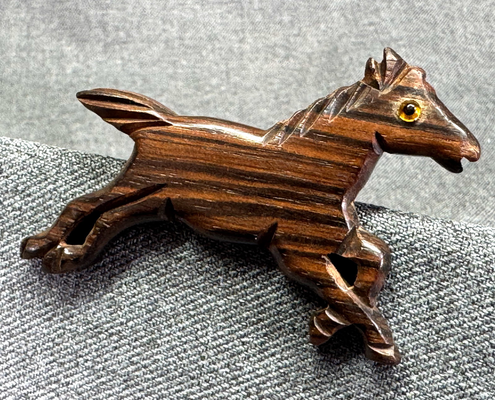 Vintage 1940s Hand-Carved Wooden Galloping Horse Brooch Pin. Glass Eye. *p: Vintage 1940s Hand-Carved Wooden Galloping Horse Brooch Pin. Glass Eye. 3 1/2 inches. Unmarked. For measures please refer to the pictures taken with a measuring tape. Weight: 9 Grams. IN HOUSE FLAT SH