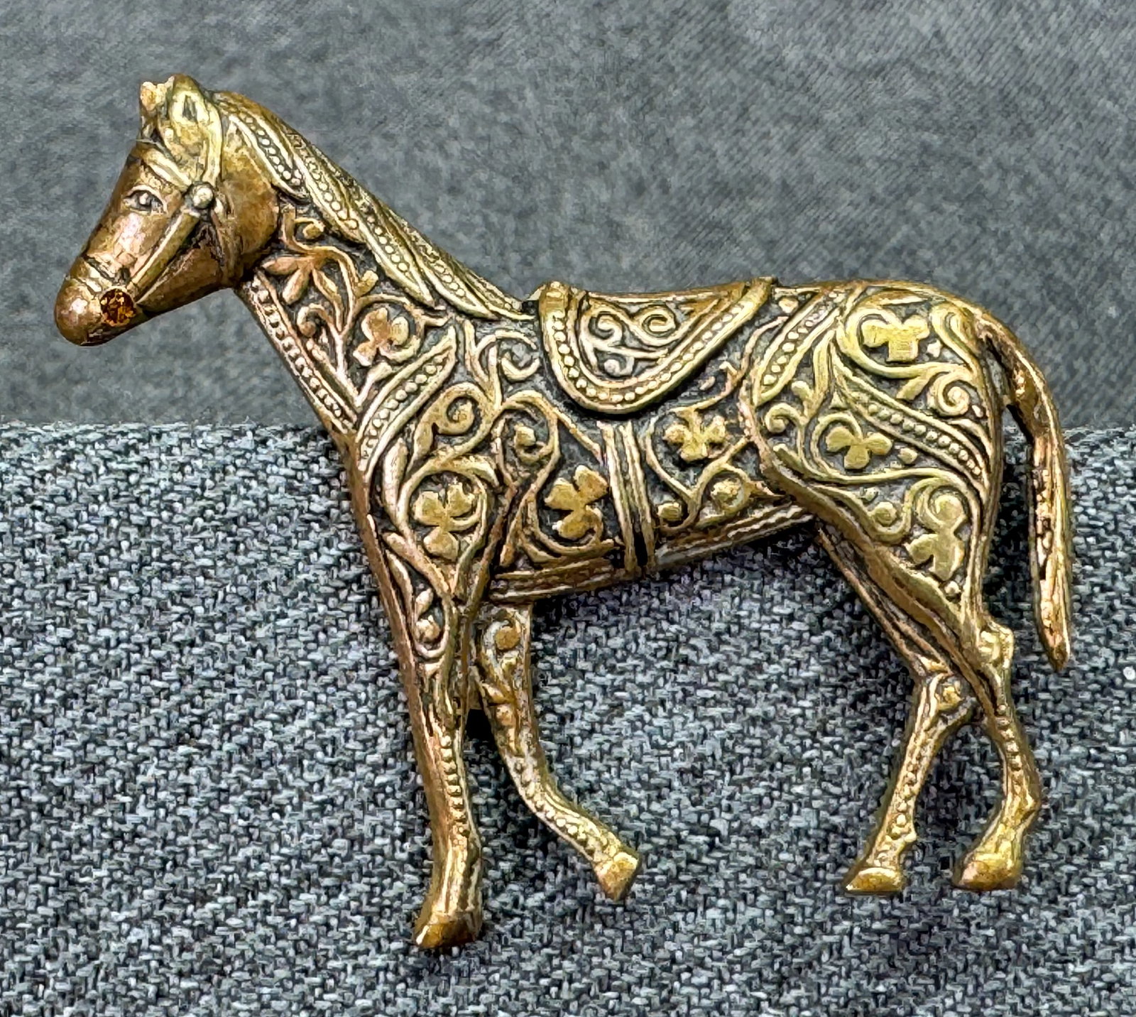 Spain Vintage 1950s Damascene Rhinestone Horse Pin Brooch. *p: Spain Vintage 1950s Damascene Rhinestone Horse Pin Brooch. Gold-tone. Unmarked. For measures please refer to the pictures taken with a measuring tape. Weight: 9 Grams. IN HOUSE FLAT SHIPPING & HANDLIN