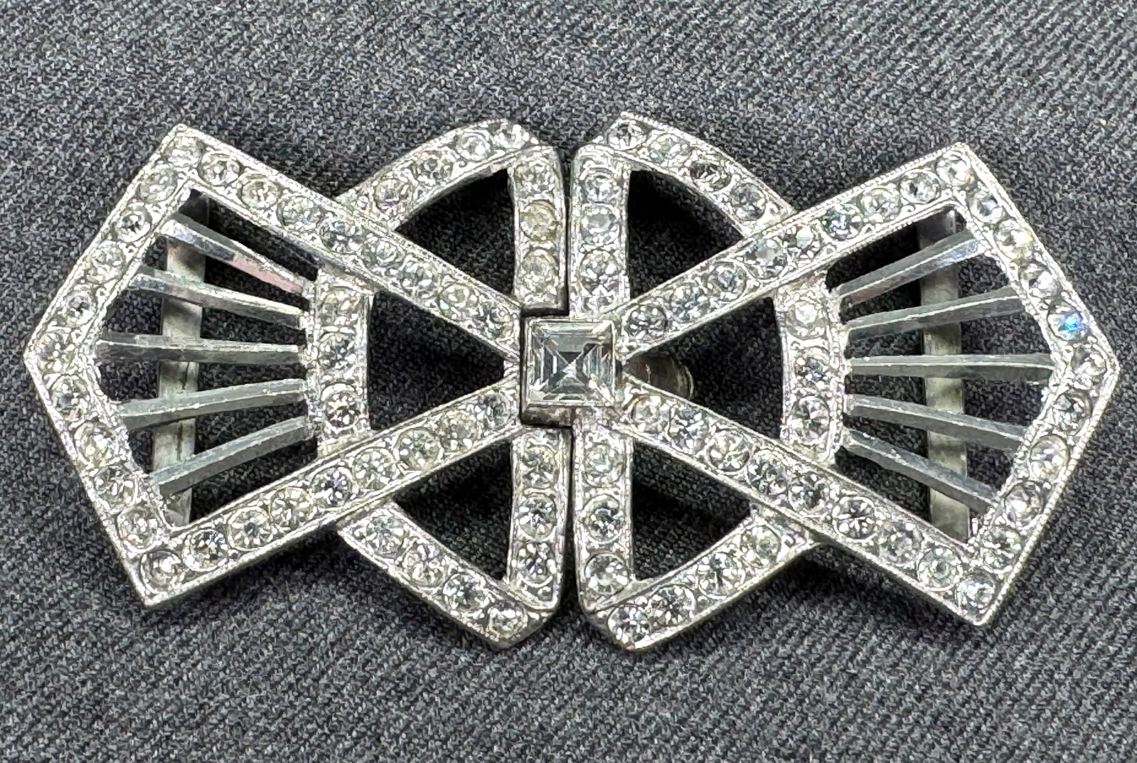 Antique 1930s Art Deco Pot Metal Rhinestone 2-Piece Belt Buckle. *p: Antique 1930s Art Deco Pot Metal Rhinestone 2-Piece Belt Buckle. Unmarked. For measures please refer to the pictures taken with a measuring tape. Weight: 28 Grams. IN HOUSE FLAT SHIPPING & HANDLING CO
