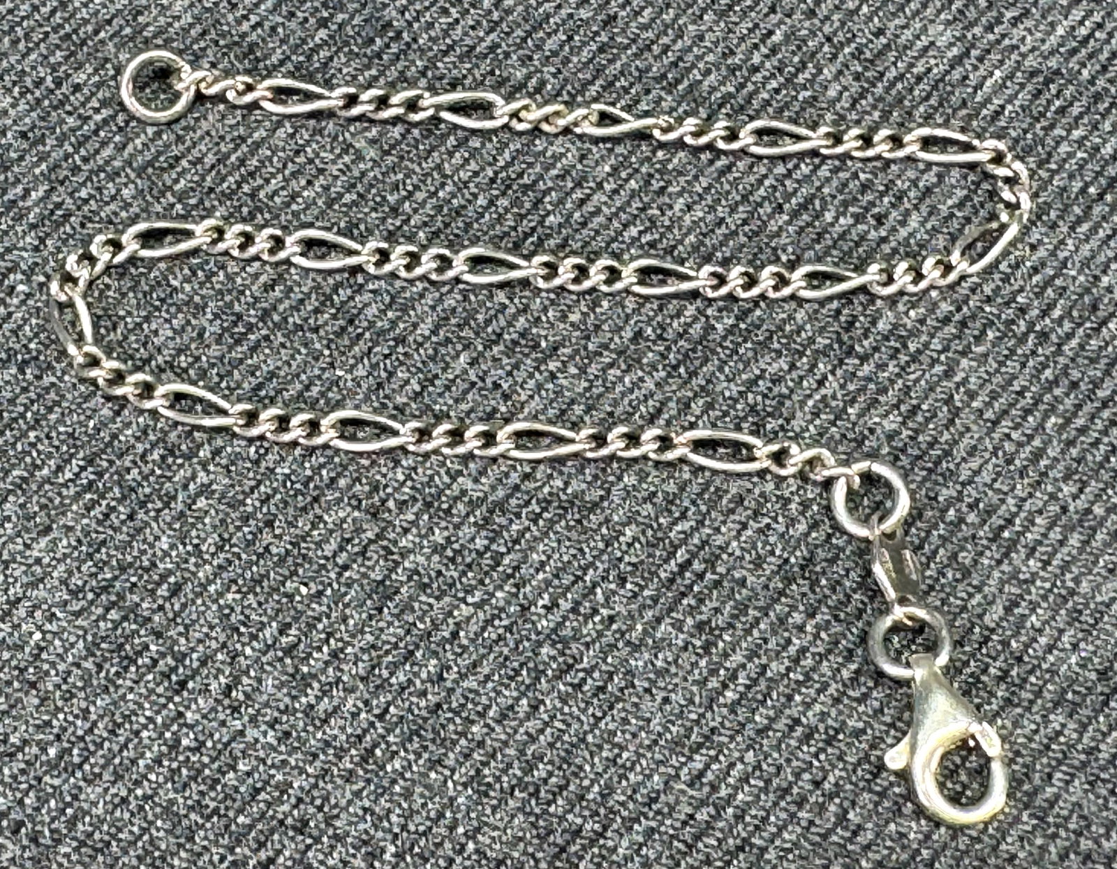 Italian Vintage Sterling Silver Figaro Chain Link Charms Bracelet. #p: Italian Vintage Sterling Silver Figaro Chain Link Charms Bracelet. Marked on tag Italy 925 and on clasp 925. For measures please refer to the pictures taken with a measuring tape. Weight: 1.98 Grams. 