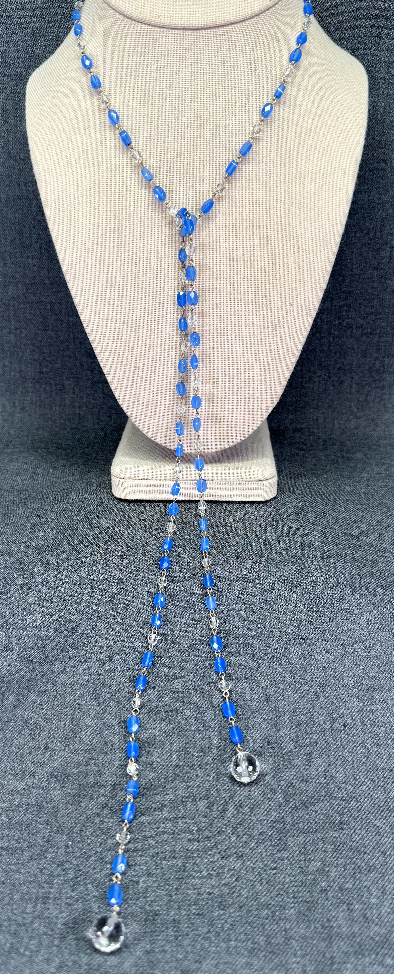 Czech Vintage Art Deco Style Glass Lariat Sautoir Long Necklace. #p: Czech Vintage Art Deco Style Lavender & Clear Glass Lariat Sautoir Long Necklace. Silver-tone. Unmarked. For measures please refer to the pictures taken with a measuring tape. Weight: 17 Grams. IN HOU