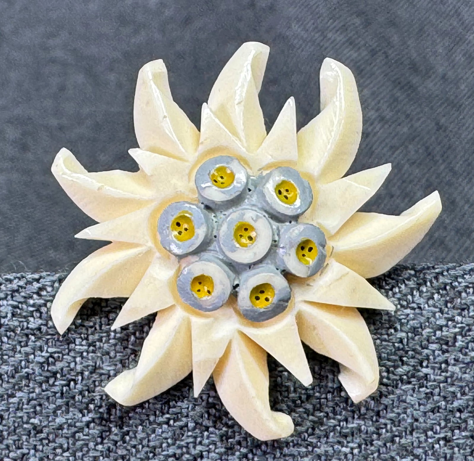 Vintage 1940s Carved Bone Alpine Edelweiss Brooch Pin. #p: Vintage 1940s Carved & Painted Bone Alpine Edelweiss Brooch Pin. Unmarked. For measures please refer to the pictures taken with a measuring tape. Weight: 4 Grams. IN HOUSE FLAT SHIPPING & HANDLING COS