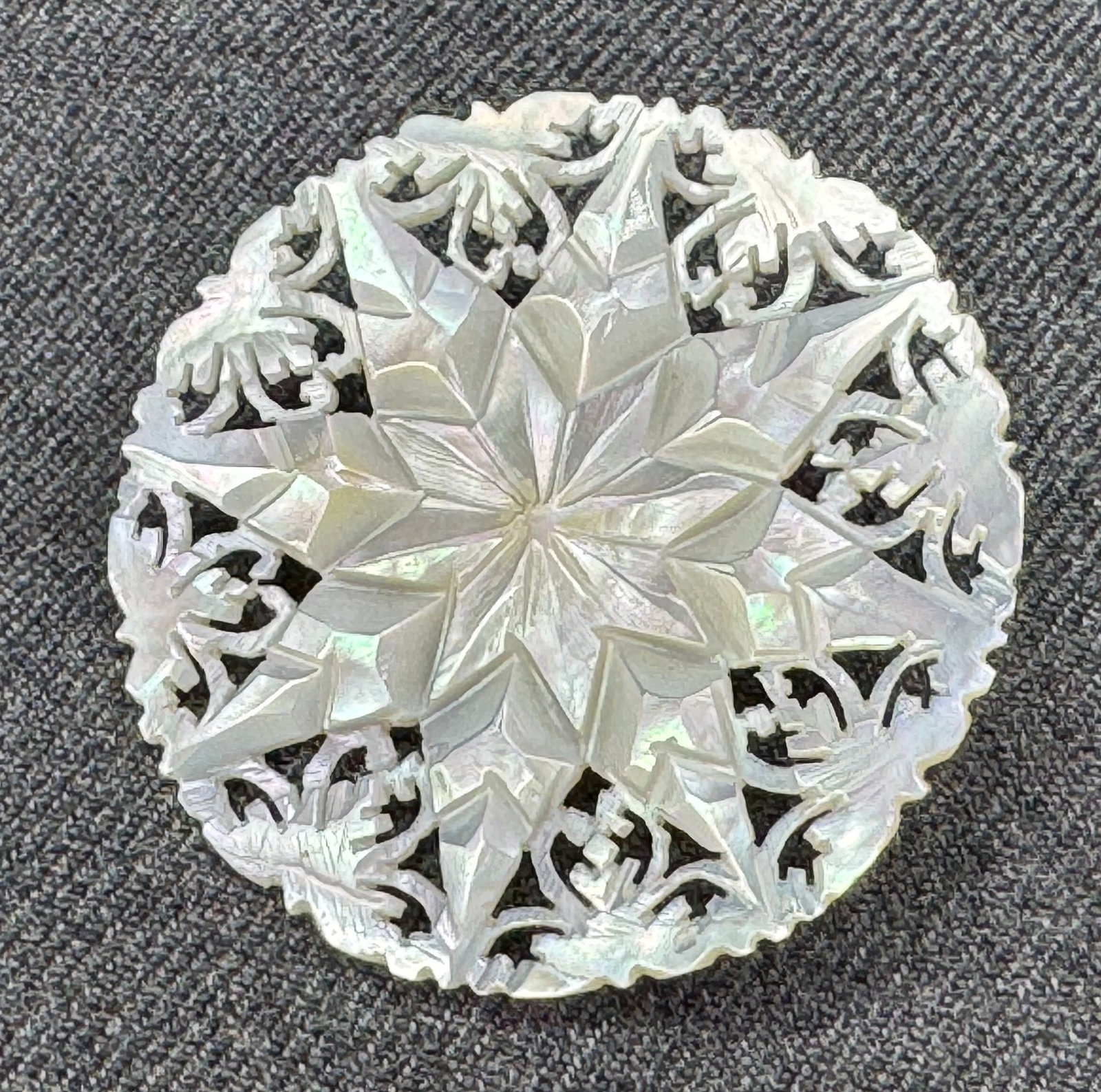 MidCentury Mother of Pearl Star of Bethlehem Brooch Pin. #p: Vintage MidCentury Mother of Pearl Star of Bethlehem Brooch Pin. Unmarked. For measures please refer to the pictures taken with a measuring tape. Weight: 5 Grams. IN HOUSE FLAT SHIPPING & HANDLING COS