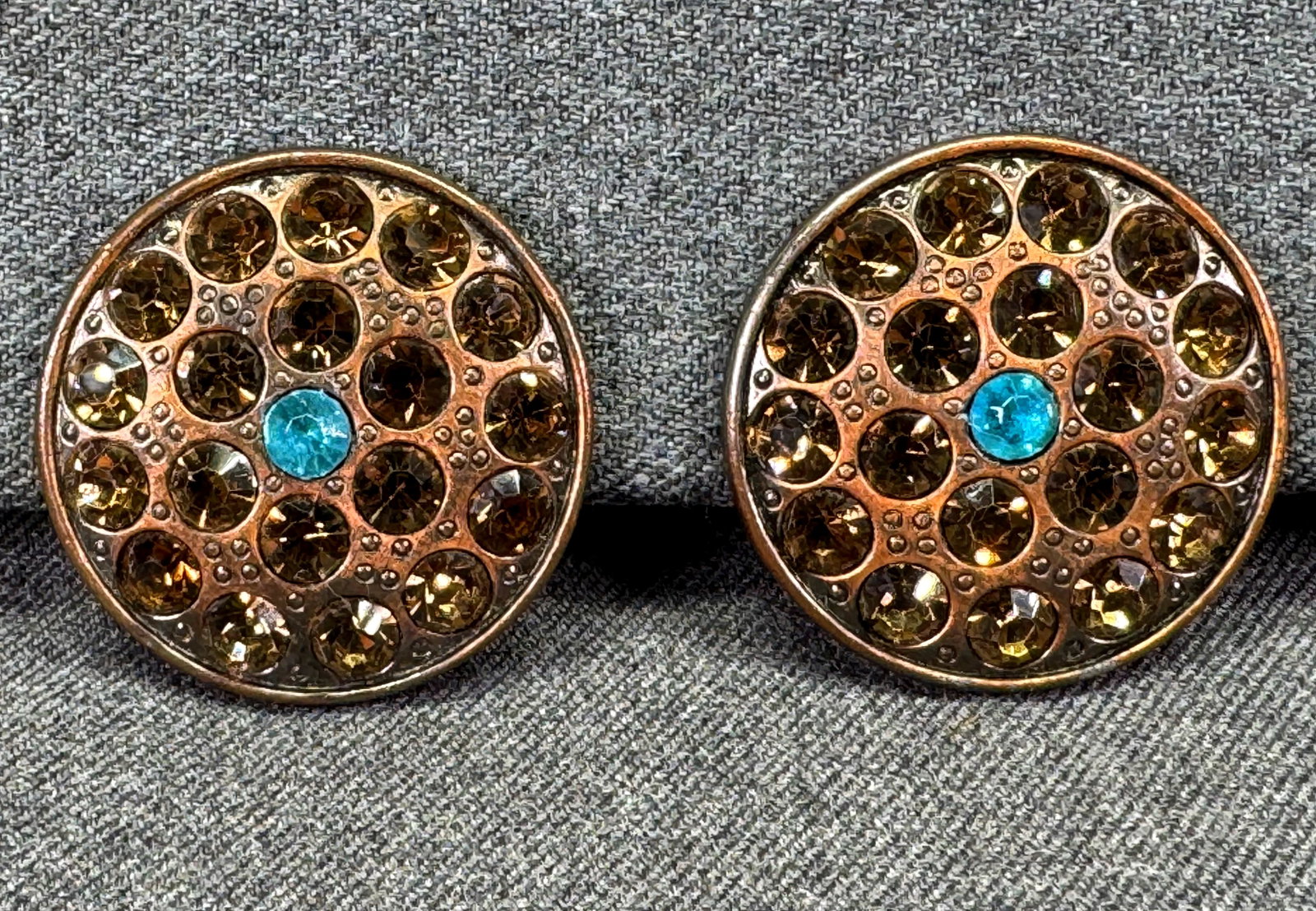 Vintage Copper-tone Topaz Turquoise Rhinestone Clip Earrings. #p: Vintage Copper-tone Topaz and Turquoise Color Rhinestone Clip Earrings. Unmarked. For measures please refer to the pictures taken with a measuring tape. Weight: 46 Grams. IN HOUSE FLAT SHIPPING & HAND