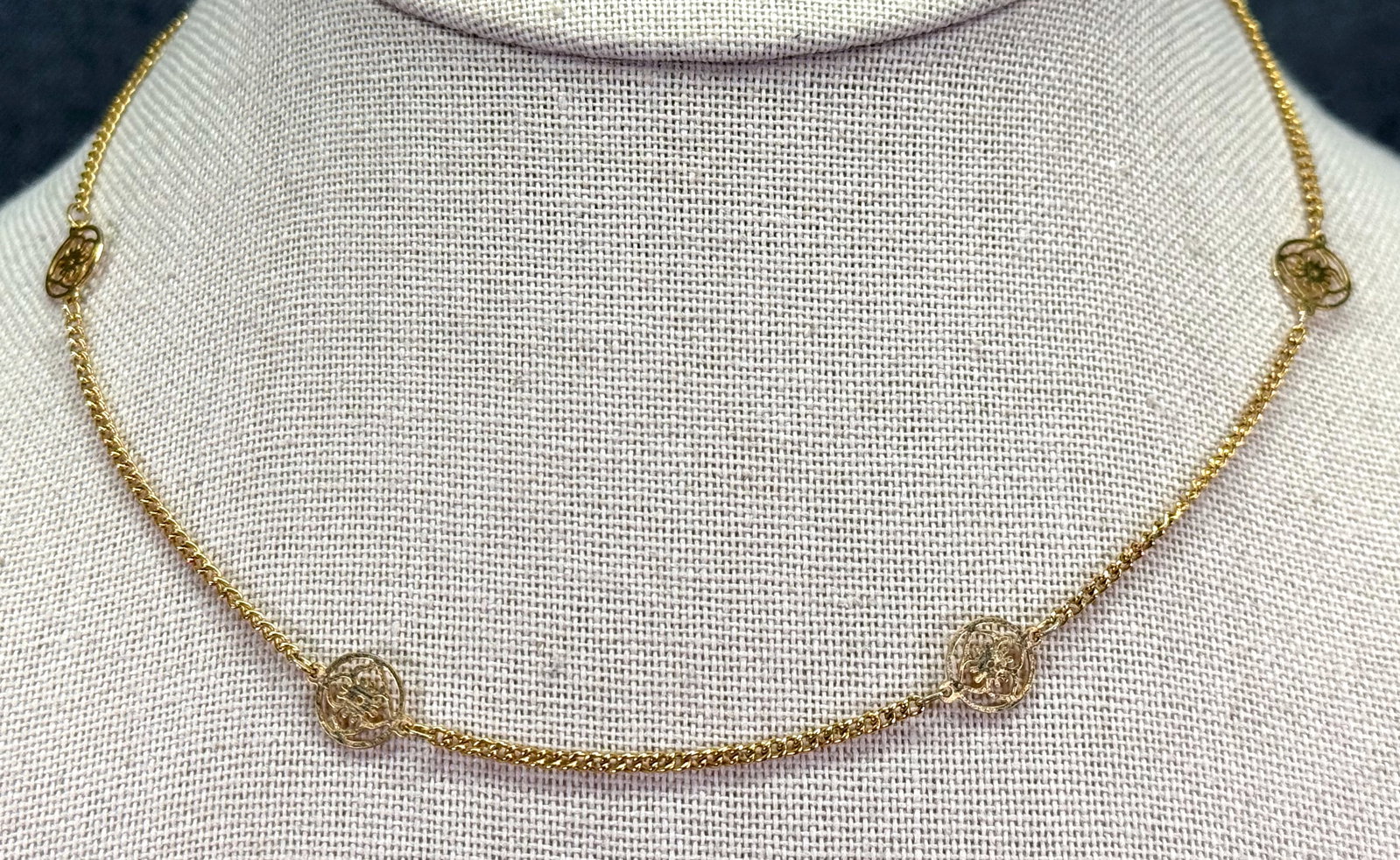 Vintage Talbots Gold Tone Lace Medallion Station Choker Necklace #p: Vintage Talbots Gold Tone Lace Medallion Station Choker Necklace. Marked. For measures please refer to the pictures taken with a measuring tape. Weight: 46 Grams. IN HOUSE FLAT SHIPPING & HANDLING COS